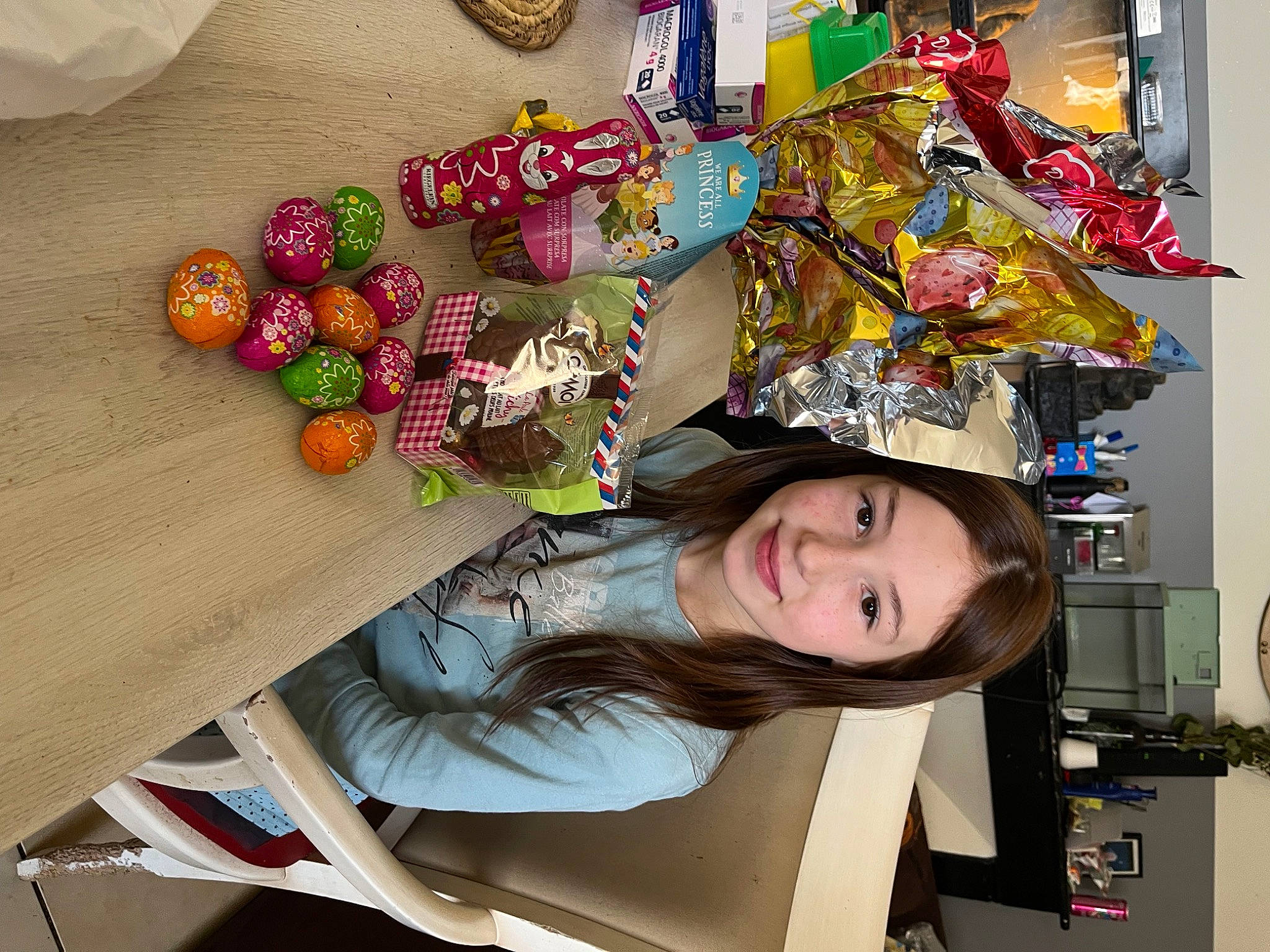 Chloé a rejoint le concours — aidez-le/la à gagner de superbes lots ! art, automotive_design, child, event, eyewear, fashion_accessory, finger_food, food, fruit, fun, hat, joy, junk_food, person, plastic, plate, room, smile, sweetness, table