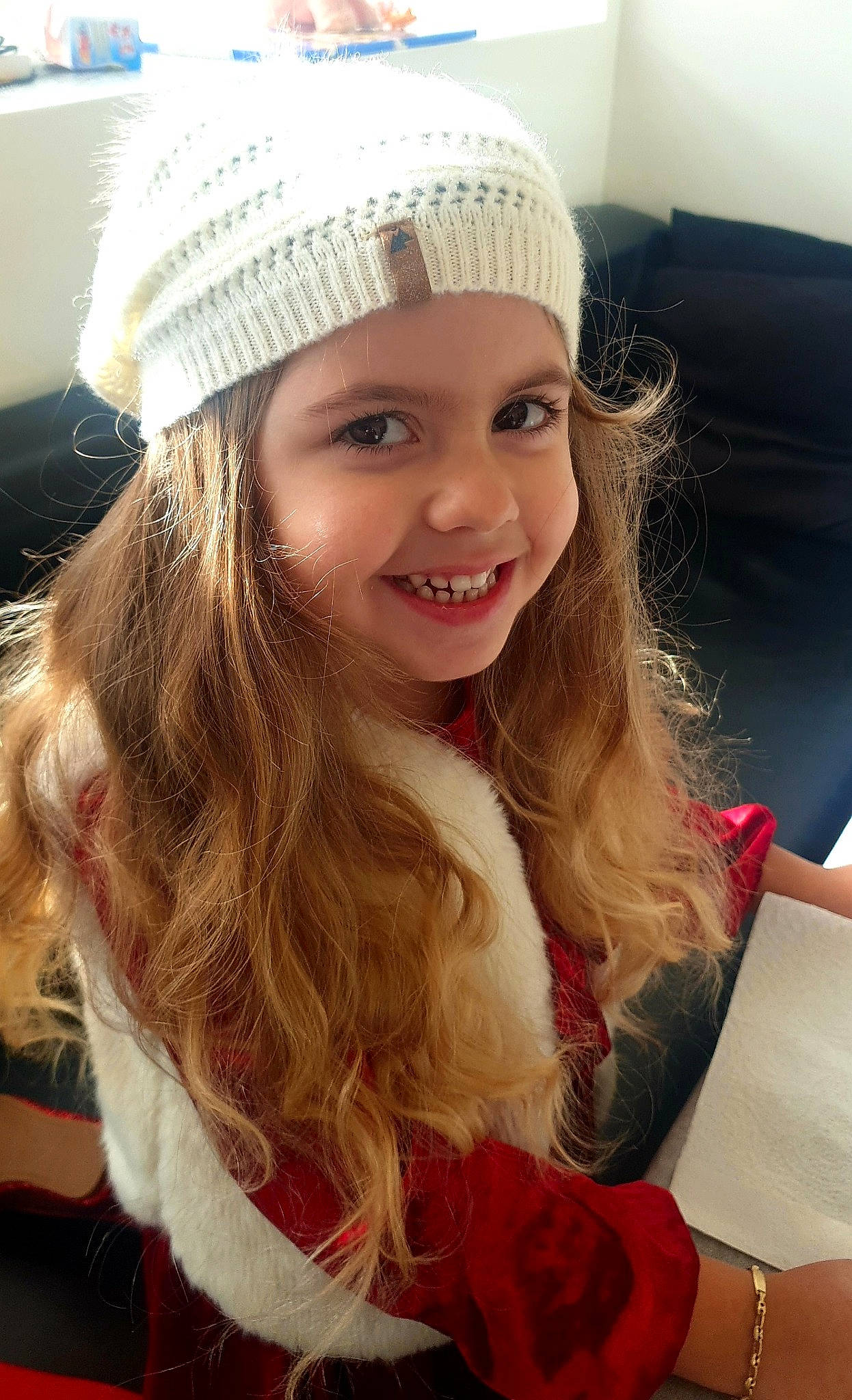 Demy a rejoint le concours — aidez-le/la à gagner de superbes lots ! beauty, blond, brown_hair, cap, cool, event, eyebrow, facial_expression, flash_photography, fun, hair, hairstyle, happy, hat, headwear, jewellery, joy, lip, long_hair, person