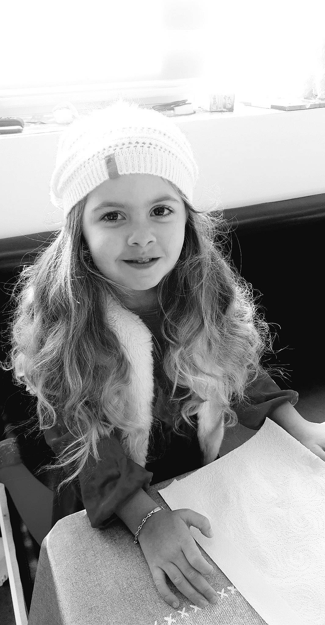 Demy a rejoint le concours — aidez-le/la à gagner de superbes lots ! black, black_and_white, cap, facial_expression, fashion, flash_photography, fun, hairstyle, happy, headwear, lip, long_hair, monochrome, monochrome_photography, organ, person, photograph, smile, snapshot, style