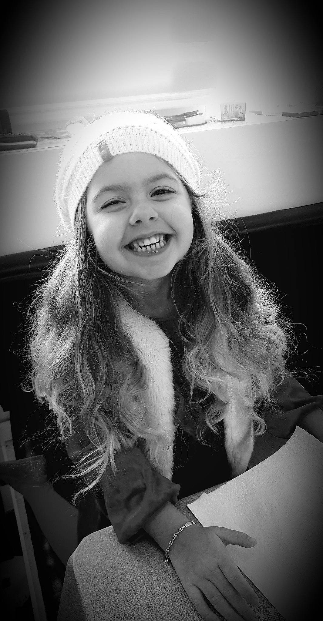 Demy a rejoint le concours — aidez-le/la à gagner de superbes lots ! black_and_white, blond, cap, child, cool, eyebrow, facial_expression, fashion, flash_photography, fun, gesture, hairstyle, happy, headwear, jewellery, joy, lip, long_hair, monochrome, monochrome_photography