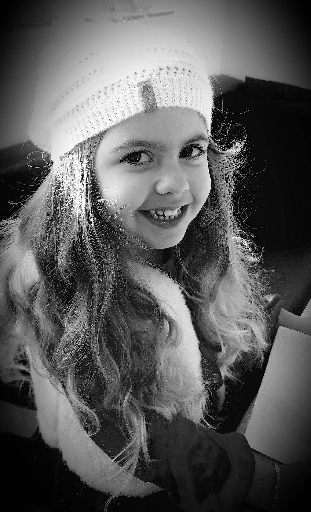 Demy participe au concours pour gagner de l'argent avec cette photo : black, black_and_white, cap, cool, eyebrow, eyelash, flash_photography, fun, gesture, happy, hat, headwear, iris, joy, lip, long_hair, monochrome, monochrome_photography, person, smile