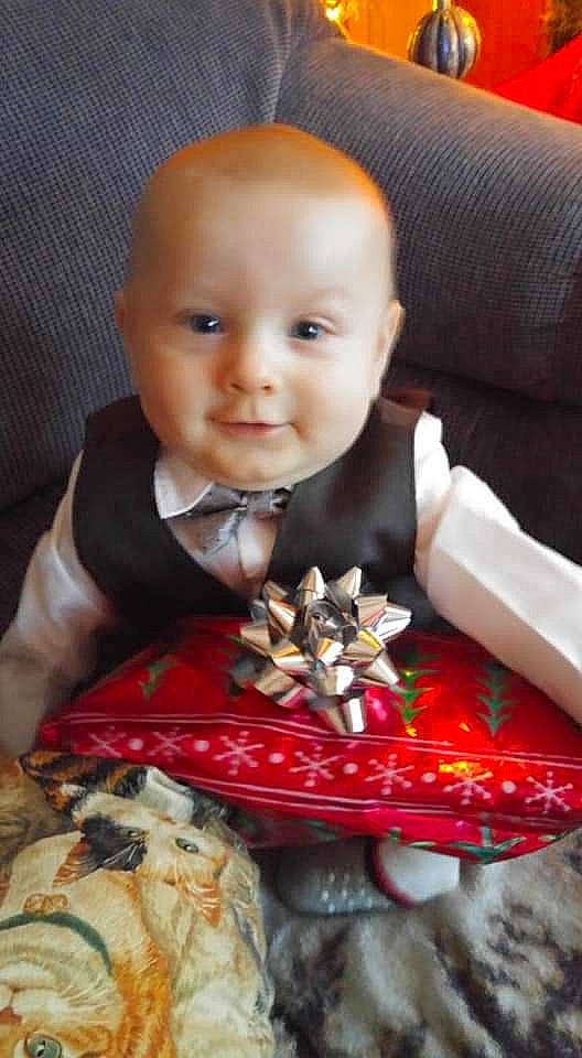 Jikaël a rejoint le concours — aidez-le/la à gagner de superbes lots ! baby, baby_toddler_clothing, cheek, child, comfort, dress, event, eye, formal_wear, happy, head, human_body, iris, outerwear, person, sitting, sleeve, smile, suit, textile