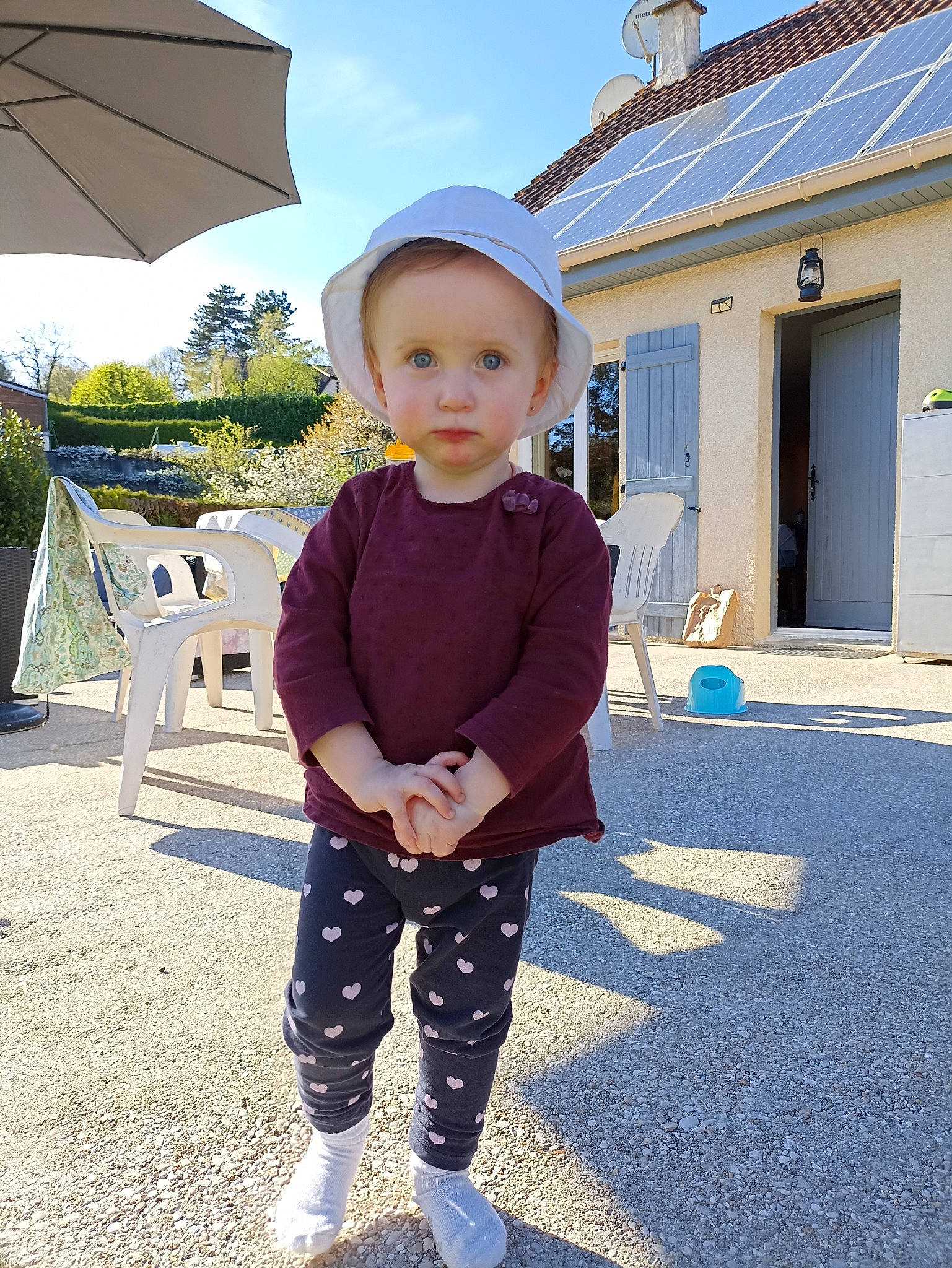 Bonnie a rejoint le concours — aidez-le/la à gagner de superbes lots ! baby, baby_toddler_clothing, child, door, electric_blue, fun, grass, happy, hat, house, leisure, person, recreation, sky, sleeve, summer, sun_hat, t_shirt, toddler, tree