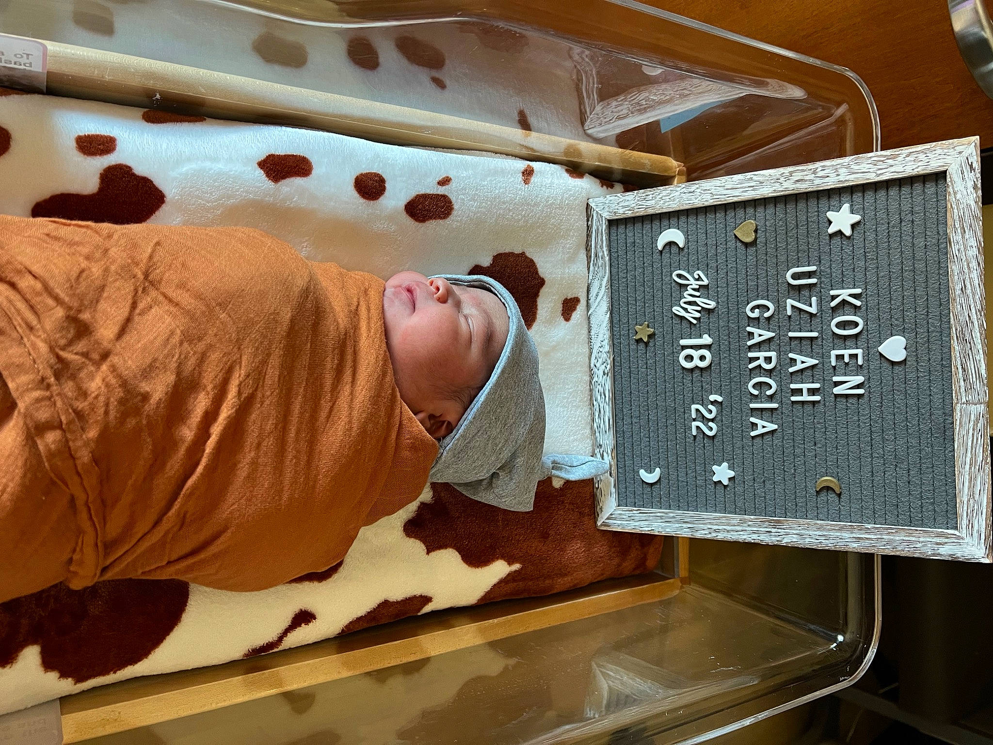 Koen is registered to the contest to win money with this photo: blackboard, chef, comfort, cooking, engineering, font, gas, glass, handwriting, hat, job, kitchen, machine, person, room, sleeve, t_shirt, wood