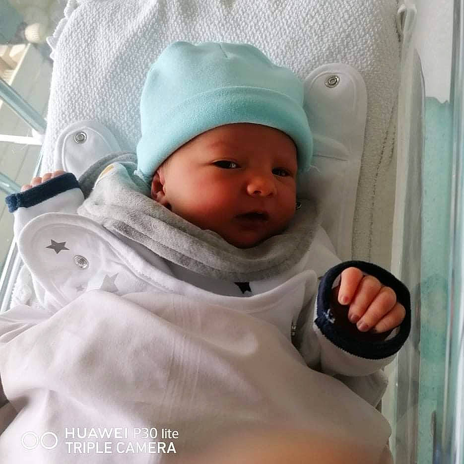 Natthéo a rejoint le concours — aidez-le/la à gagner de superbes lots ! baby, baby_carriage, baby_products, baby_safety, baby_sleeping, baby_toddler_clothing, beanie, bonnet, cap, cheek, child, comfort, eye, headwear, hood, hoodie, knit_cap, linens, person, sleeve