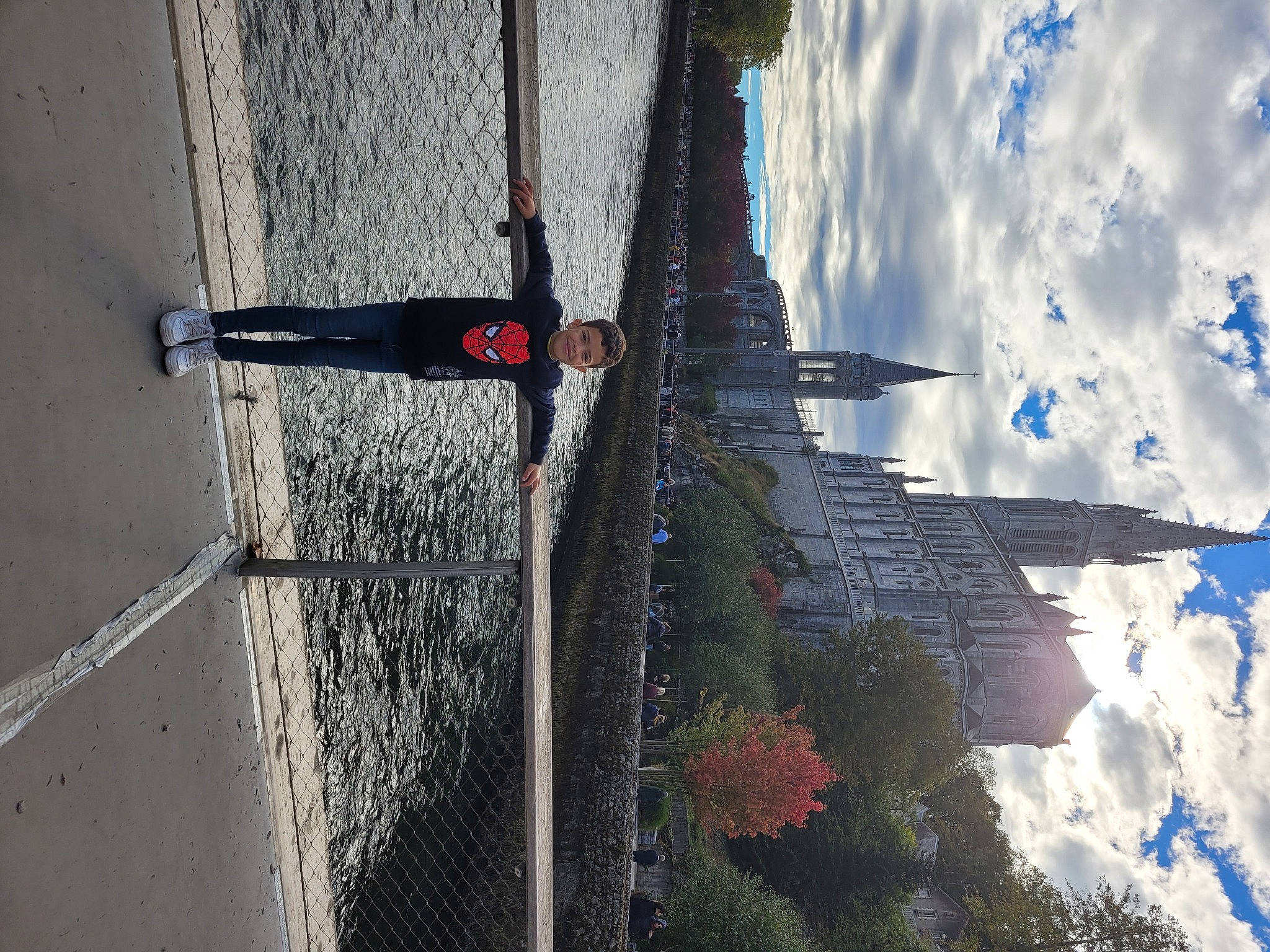 Mehdi-lorenzo participe au concours pour gagner de l'argent avec cette photo : asphalt, blue, boats_and_boating_equipment_and_supplies, building, city, cloud, facade, joy, landscape, line, person, plant, reflection, road_surface, shadow, sky, street_light, tree, urban_design, water