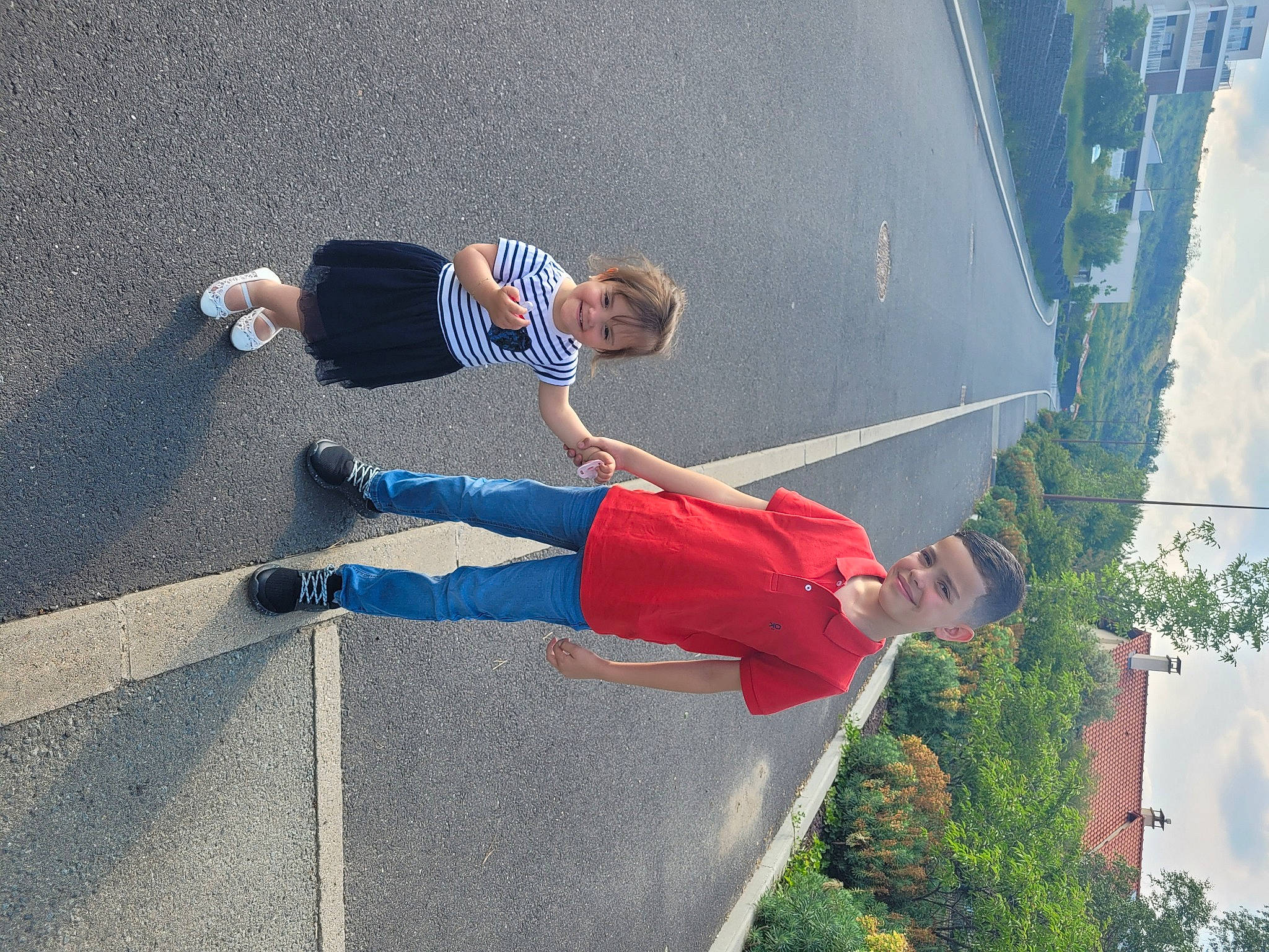 Mehdi-lorenzo participe au concours pour gagner de l'argent avec cette photo : asphalt, cloud, concrete, denim, electric_blue, fun, human_leg, joy, leisure, pedestrian, people_in_nature, person, pole, recreation, road_surface, shadow, sidewalk, sky, t_shirt, tree