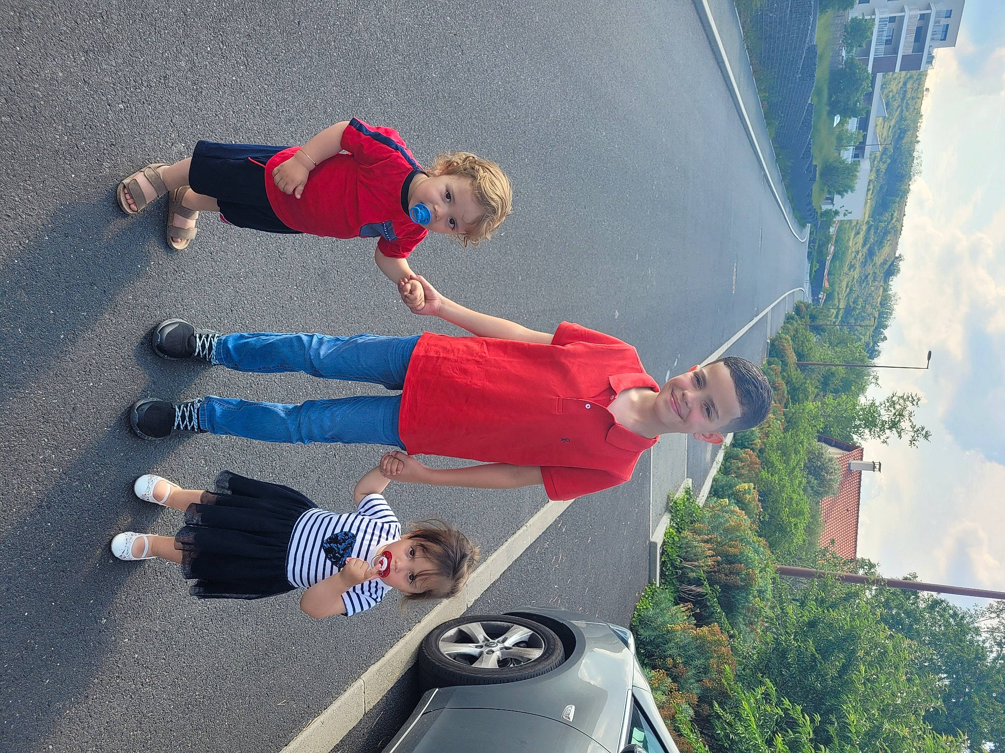 Mehdi-lorenzo a rejoint le concours — aidez-le/la à gagner de superbes lots ! automotive_exterior, cloud, electric_blue, family_car, fun, grass, joy, knee, leisure, motor_vehicle, person, plant, recreation, shorts, sky, t_shirt, toddler, travel, tree, vacation