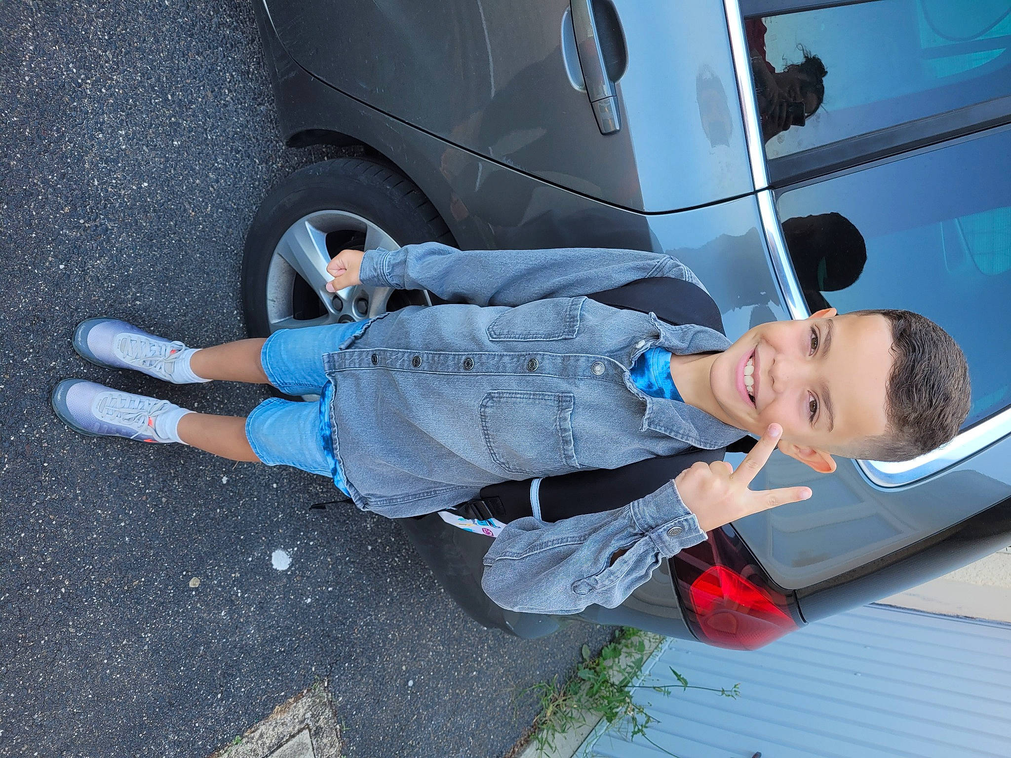 Mehdi-lorenzo a rejoint le concours — aidez-le/la à gagner de superbes lots ! asphalt, auto_part, automotive_design, automotive_exterior, automotive_lighting, automotive_tire, bumper, denim, electric_blue, fender, gas, hood, joy, motor_vehicle, person, tire, toddler, vehicle, vehicle_door, walking_shoe