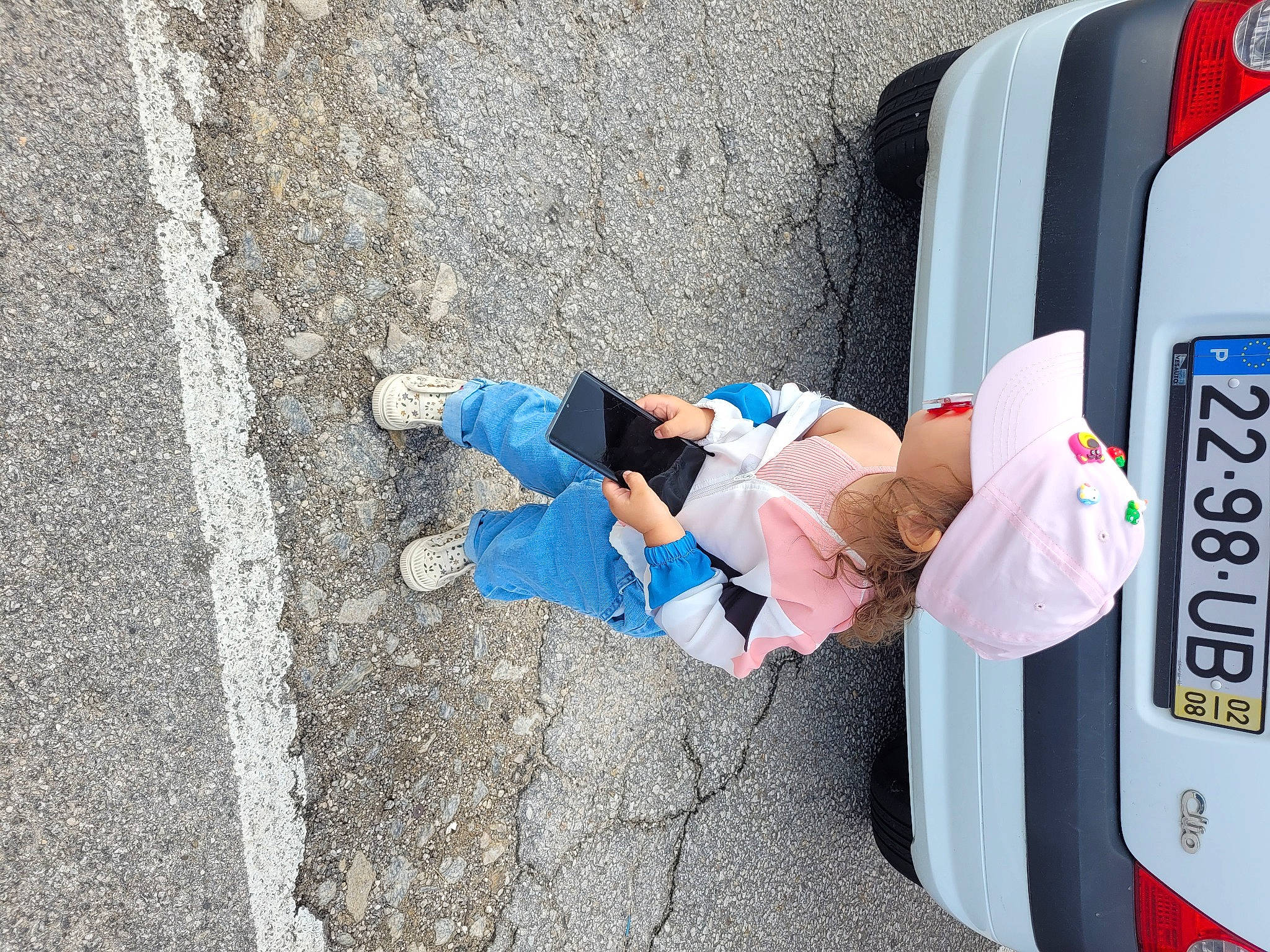 Ana a rejoint le concours — aidez-le/la à gagner de superbes lots ! asphalt, auto_part, automotive_design, automotive_exterior, bumper, car, electric_blue, family_car, motor_vehicle, person, road, road_surface, sidewalk, street, tire, toddler, travel, trunk, vehicle, vehicle_door