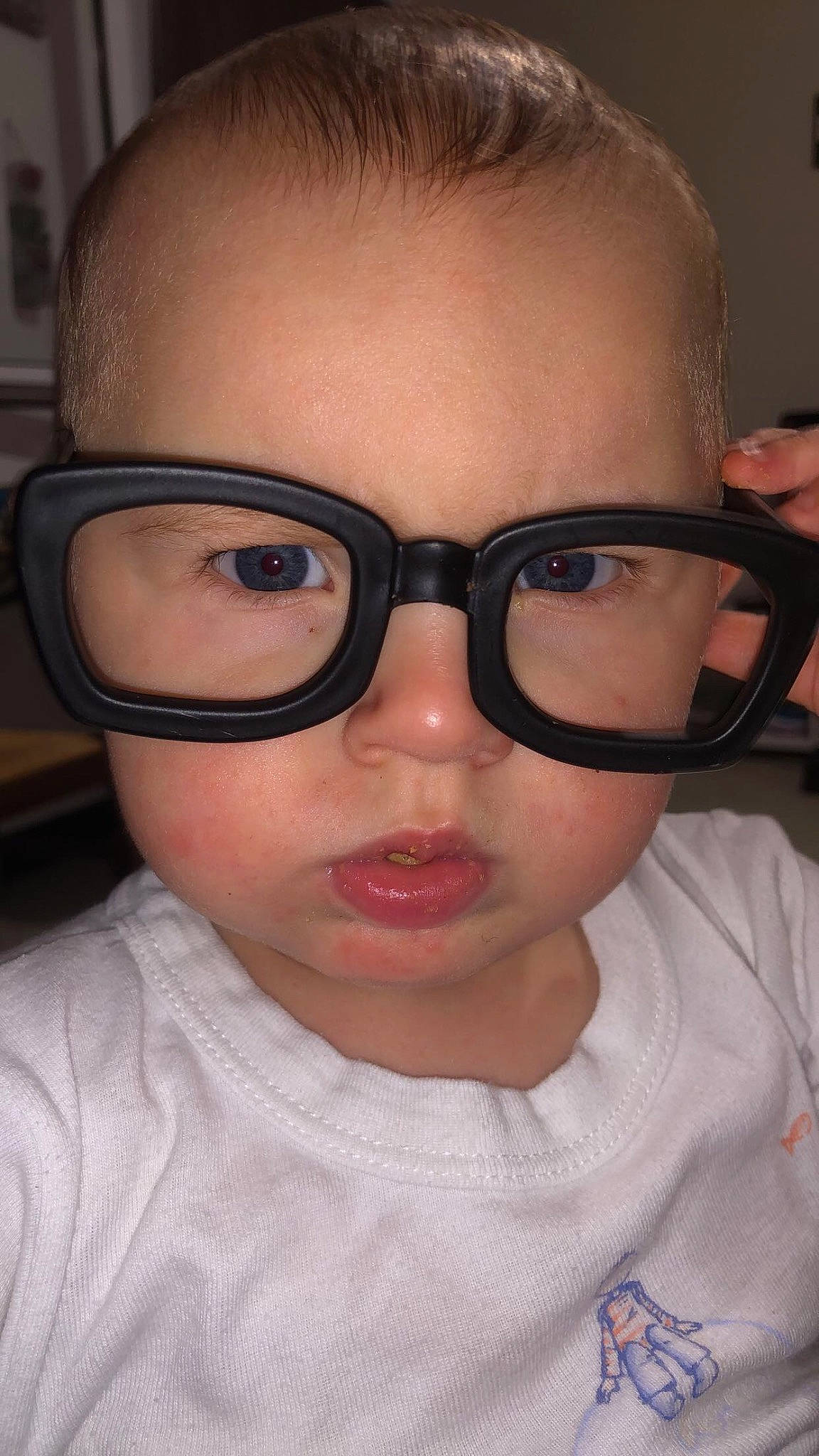 Maylon participe au concours pour gagner de l'argent avec cette photo : cheek, chin, cool, ear, eye_glass_accessory, eyebrow, eyelash, eyewear, facial_expression, forehead, goggles, hairstyle, happy, jaw, lip, mouth, neck, nose, person, sunglasses