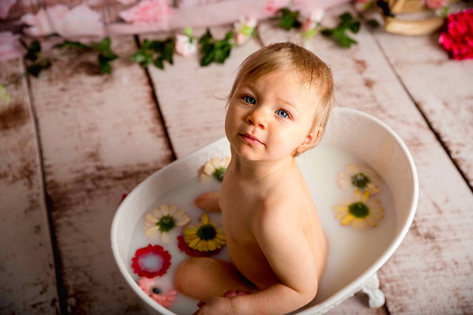 Lauriana participe au concours pour gagner de l'argent avec cette photo : baby, baby_bathing, baby_products, bathing, cheek, chest, child, facial_expression, finger, flooring, fun, grass, happy, head, leisure, person, pink, plant, sitting, skin