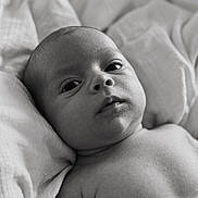Roma a rejoint le concours — aidez-le/la à gagner de superbes lots ! baby, black_and_white, blanket, child, close_up, cute, expression, eyes, face, head, human, infant, laying_down, monochrome, newborn, peaceful, portrait, skin, soft_texture, young_child