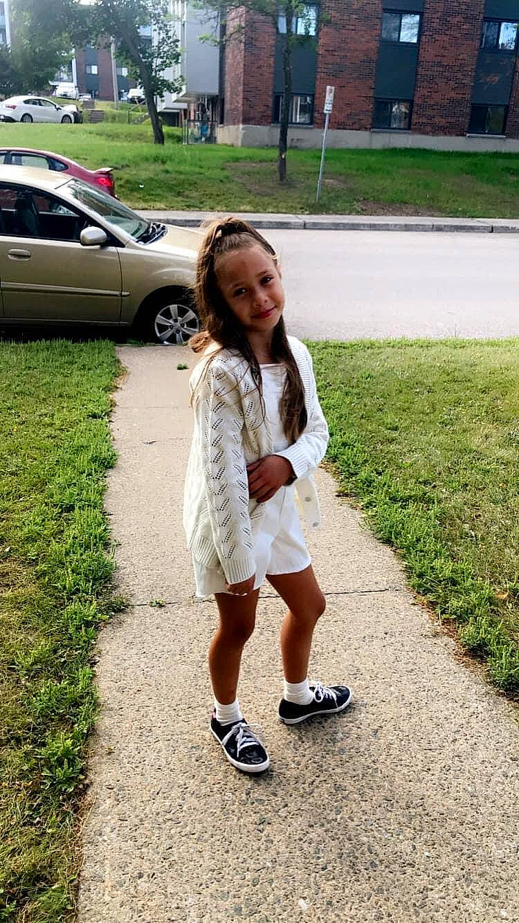 Sabrina participe au concours pour gagner de l'argent avec cette photo : asphalt, automotive_exterior, blond, car, grass, happy, human_leg, joy, leisure, motor_vehicle, person, recreation, road, road_surface, shorts, sidewalk, street_fashion, tire, toddler, vehicle