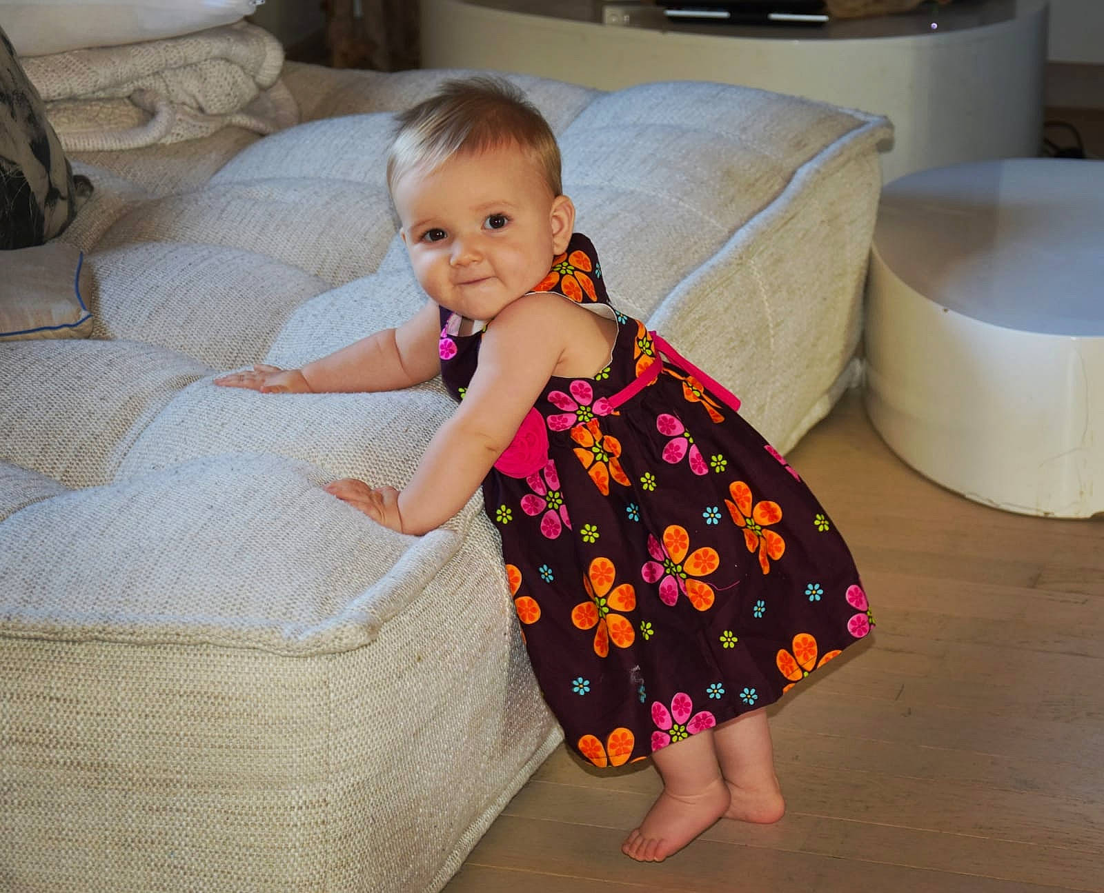 Malya a rejoint le concours — aidez-le/la à gagner de superbes lots ! baby, baby_toddler_clothing, comfort, couch, dress, floor, flooring, fun, happy, head, linens, living_room, one_piece_garment, pattern, person, room, sitting, sleeve, smile, t_shirt