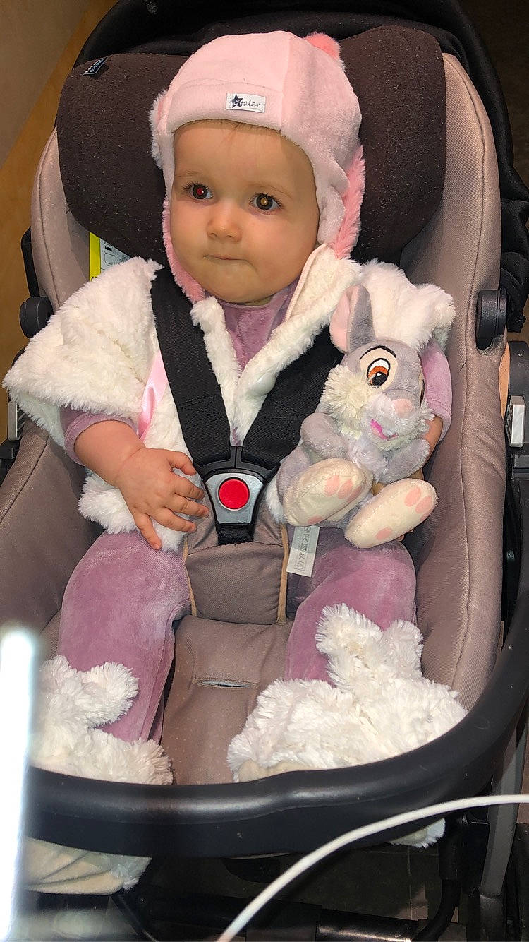 Malya participe au concours pour gagner de l'argent avec cette photo : baby, baby_carriage, baby_in_car_seat, baby_toddler_clothing, car_seat, cheek, child, headwear, jacket, motor_vehicle, person, photograph, pink, product, seat_belt, snapshot, textile, toddler, toy, trunk