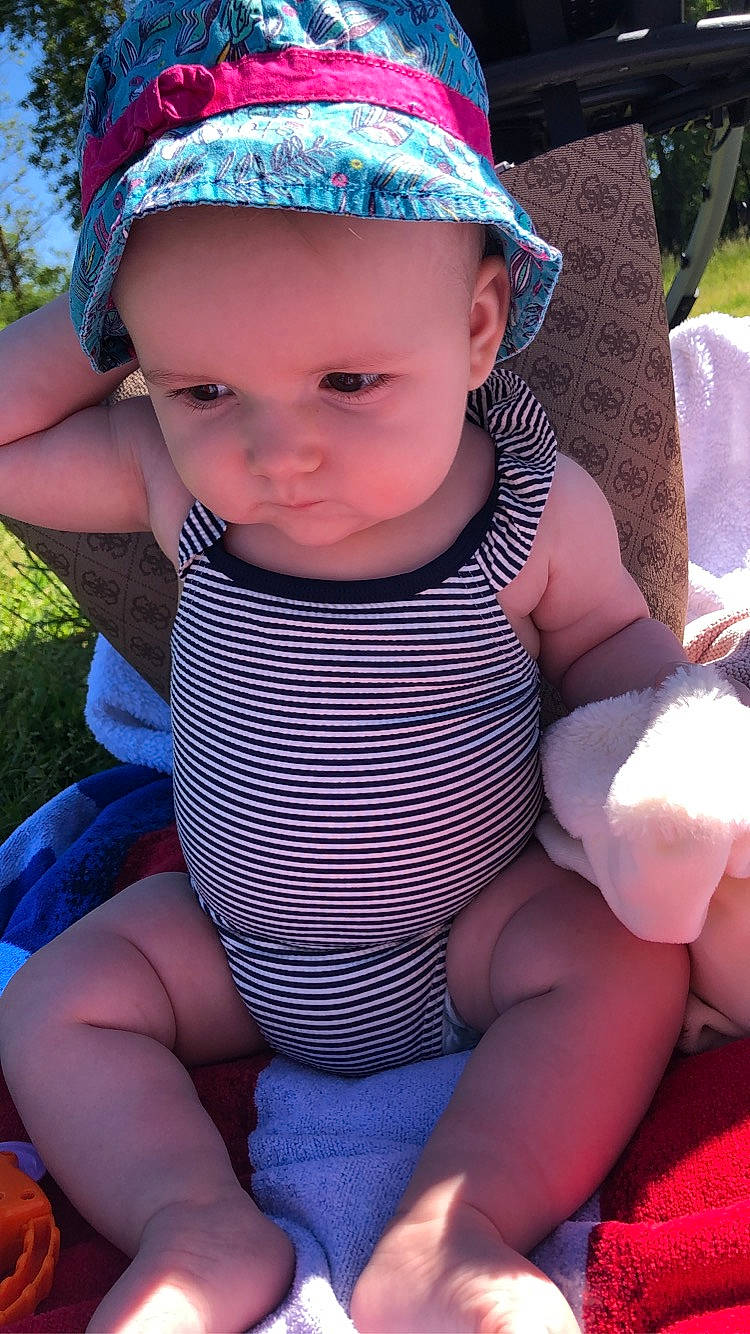 Malya a rejoint le concours — aidez-le/la à gagner de superbes lots ! azure, baby, baby_toddler_clothing, blue, cap, cheek, face, facial_expression, finger, green, hairstyle, happy, headgear, headwear, lip, organ, person, photograph, pink, skin