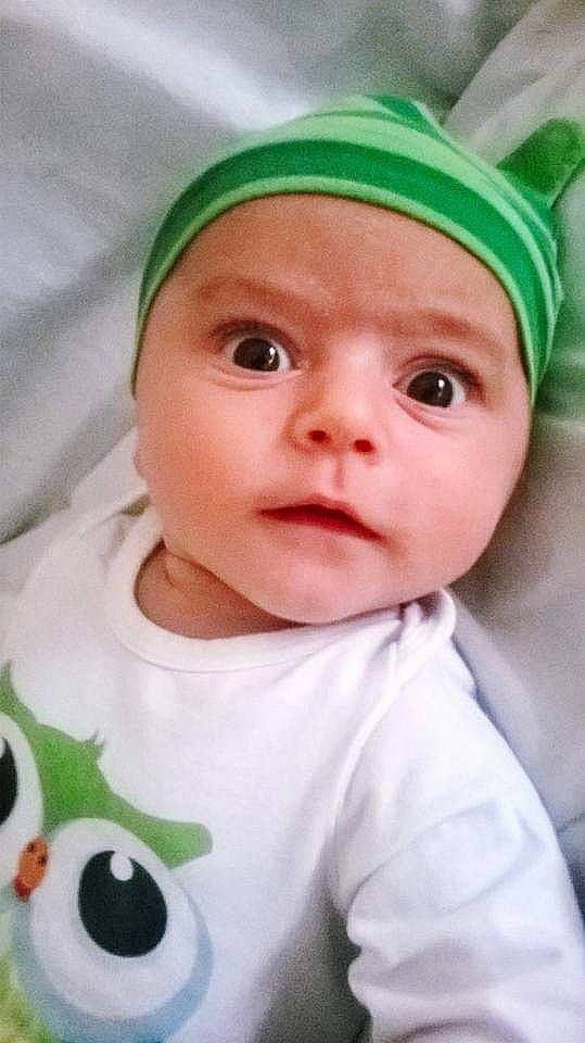 Elizio a rejoint le concours — aidez-le/la à gagner de superbes lots ! baby, baby_making_funny_faces, cheek, child, eye, eyebrow, face, forehead, green, head, headgear, headwear, lip, mouth, nose, person, skin, smile, toddler