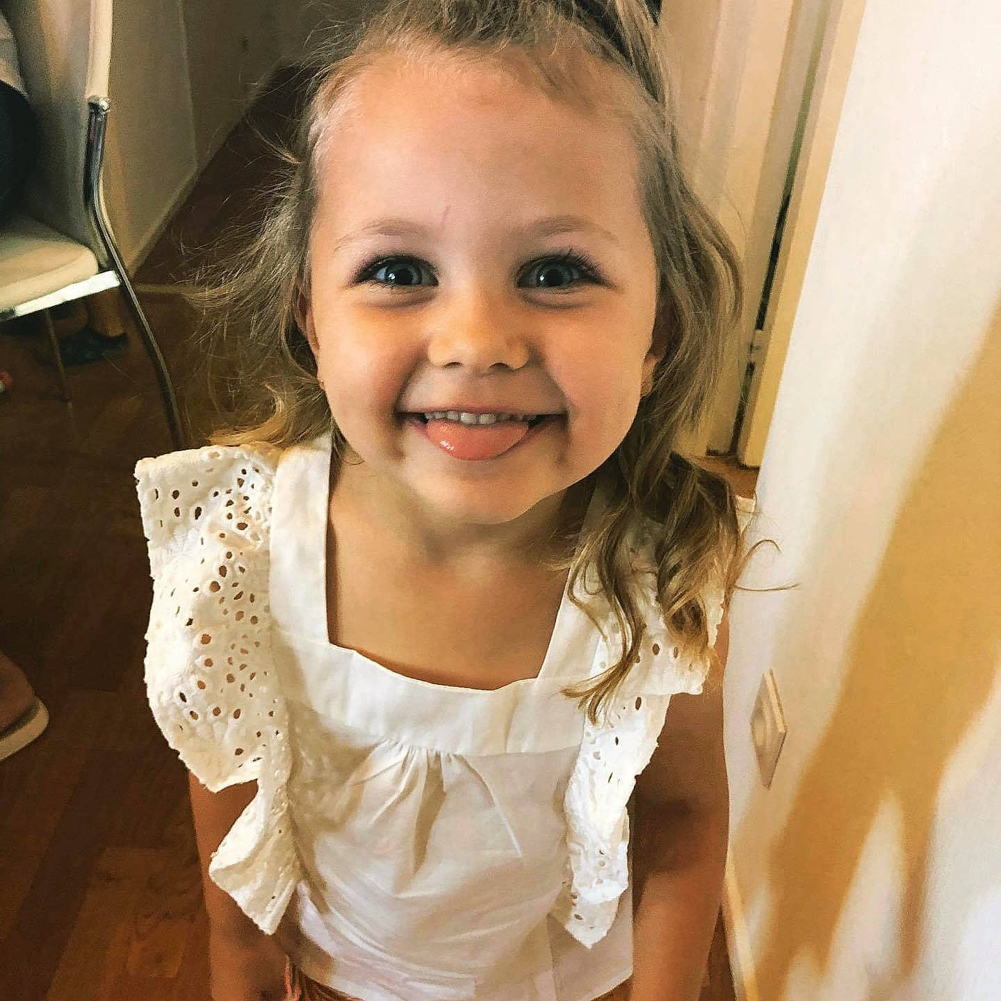 Lamia participe au concours pour gagner de l'argent avec cette photo : blond, brown_hair, cheek, child, child_model, chin, eye, eyebrow, face, facial_expression, hair, hairstyle, happy, head, joy, laugh, long_hair, nose, person, skin