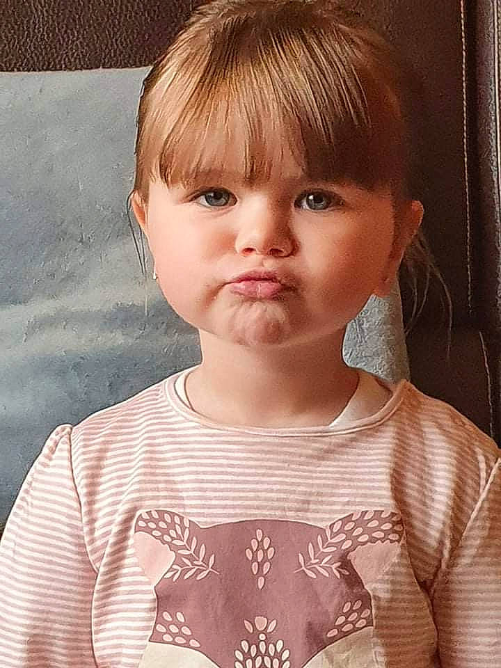 Liana a rejoint le concours — aidez-le/la à gagner de superbes lots ! baby_toddler_clothing, bangs, cheek, chin, cool, ear, eye, eyebrow, eyelash, hair, happy, iris, jaw, lip, neck, nose, person, skin, sleeve, t_shirt