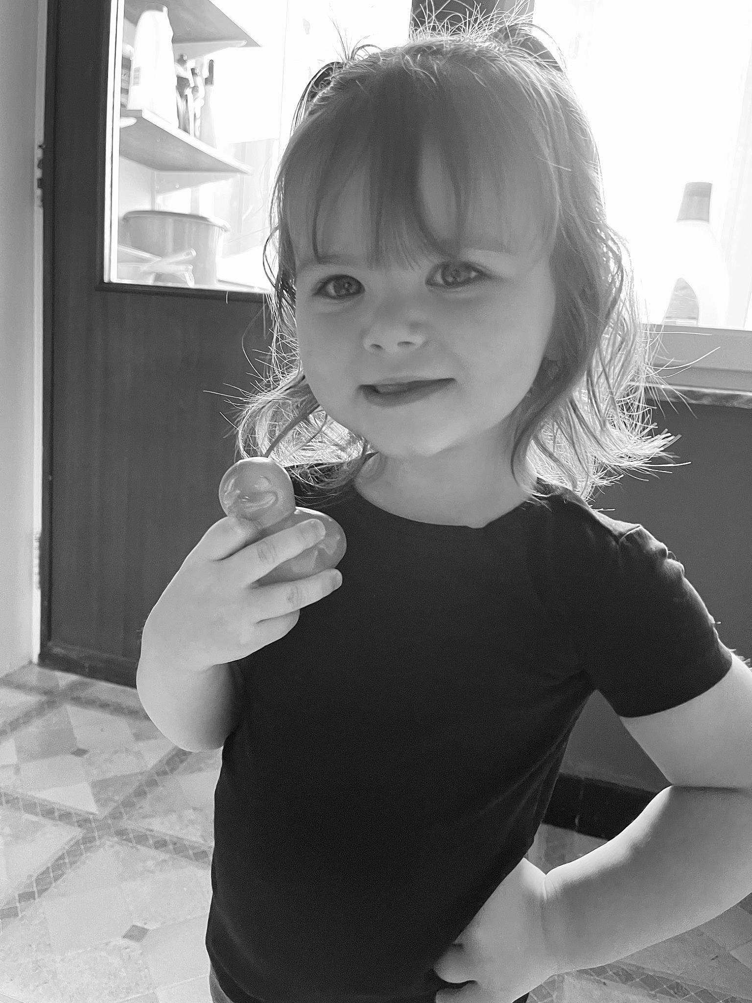 Liana participe au concours pour gagner de l'argent avec cette photo : black, black_and_white, eye, finger, flash_photography, gesture, hair, hairstyle, happy, head, human_body, iris, joy, lip, neck, person, photograph, shoulder, sleeve, standing