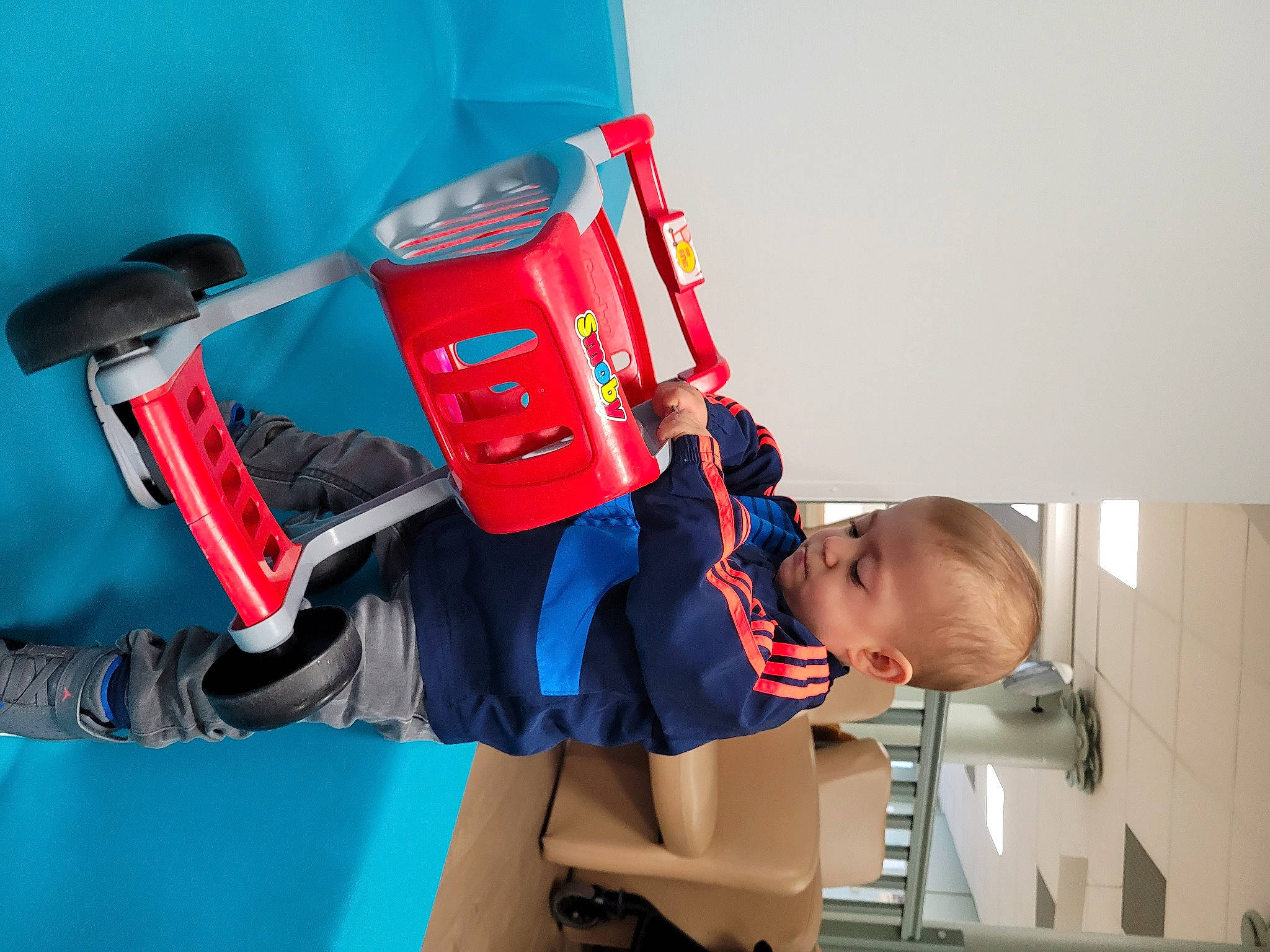 Stanley participe au concours pour gagner de l'argent avec cette photo : carmine, child, elbow, electric_blue, engineering, fun, job, leisure, machine, person, personal_protective_equipment, play, room, service, t_shirt, toddler, travel, workwear
