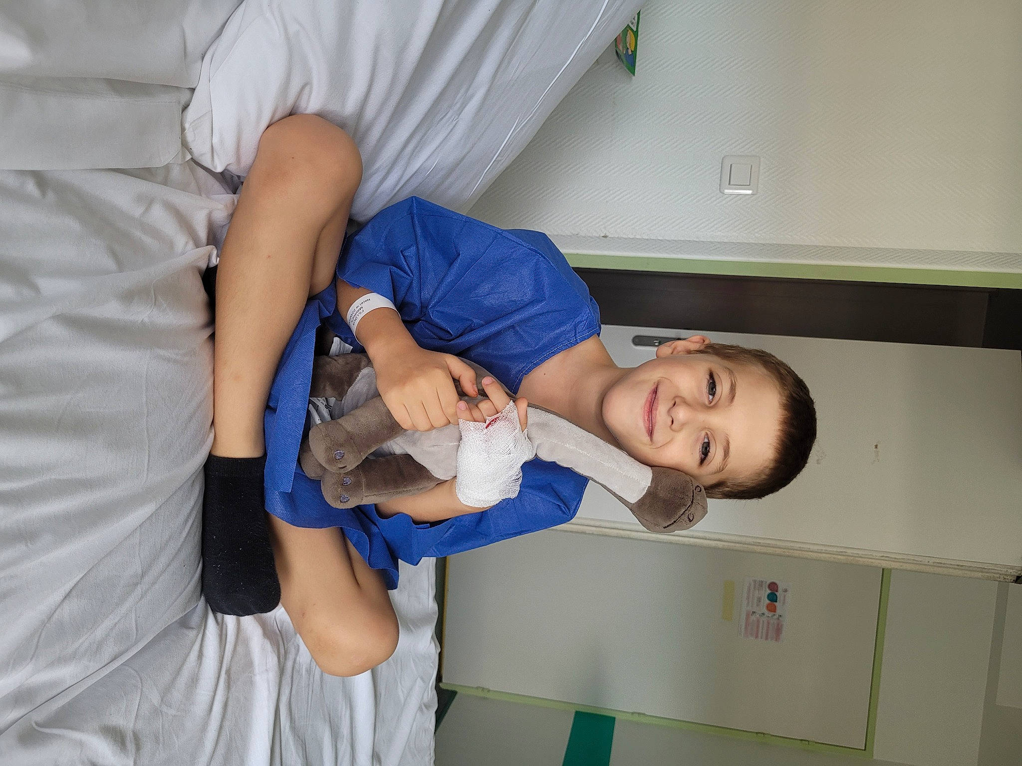 Mavrick participe au concours pour gagner de l'argent avec cette photo : arm, comfort, elbow, event, gesture, health_care, health_care_provider, hospital, hospital_bed, joint, joy, knee, medical, medical_assistant, medical_procedure, patient, person, service, smile, t_shirt