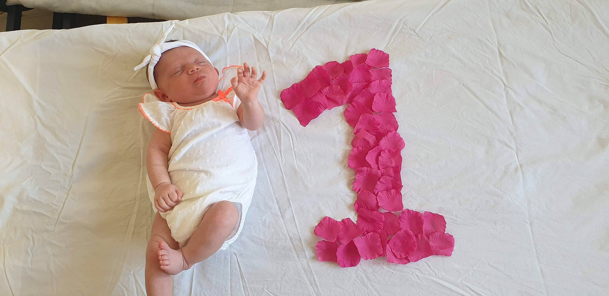 Emmy a rejoint le concours — aidez-le/la à gagner de superbes lots ! arm, baby, baby_products, baby_toddler_clothing, child, linens, nap_mat, person, pink, product, ruffle, sleep, textile, toddler