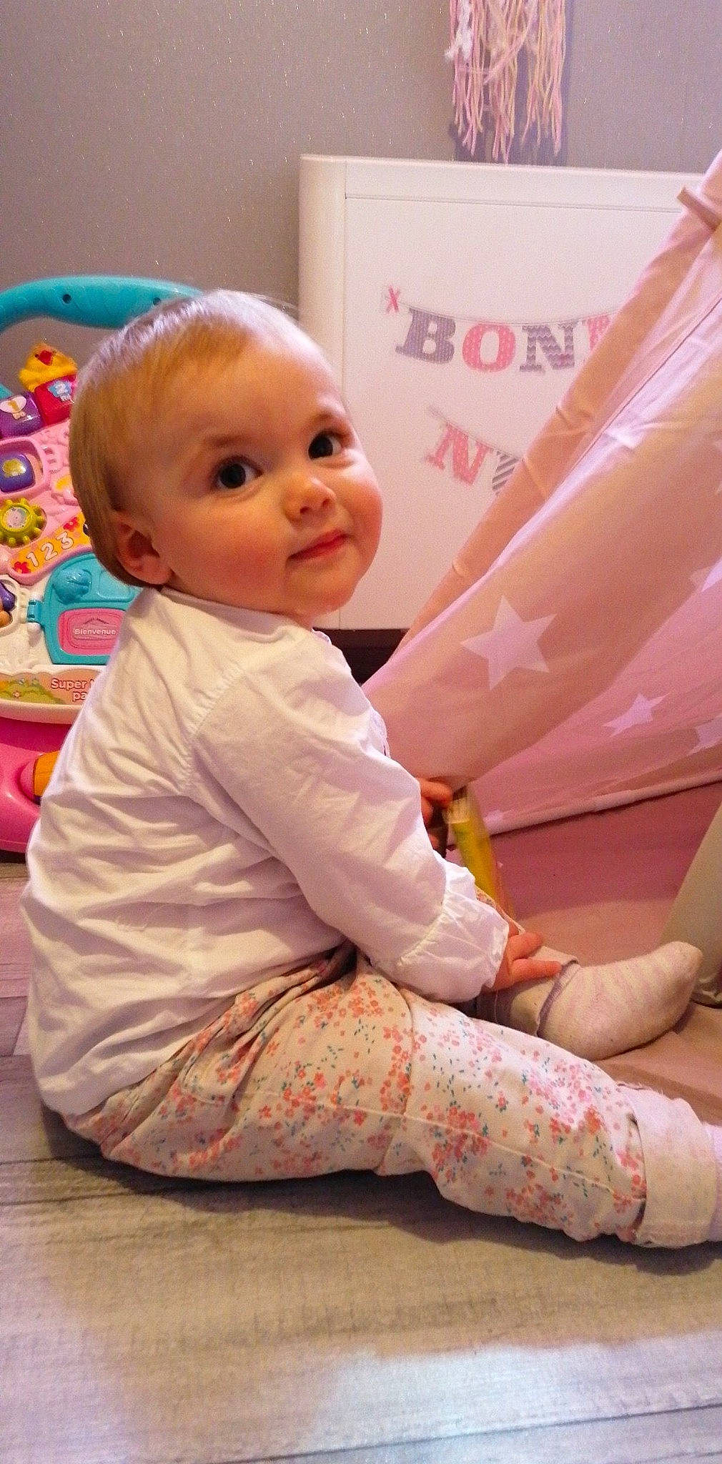 Irys participe au concours pour gagner de l'argent avec cette photo : baby, child, person, play, sleeve, toddler