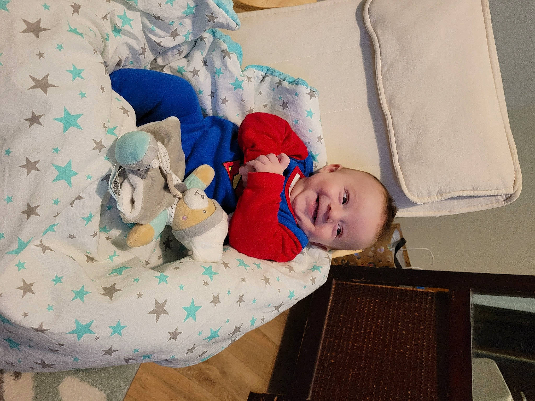 Olann a rejoint le concours — aidez-le/la à gagner de superbes lots ! baby, baby_products, baby_sleeping, baby_toddler_clothing, bed_sheet, bedding, bedtime, child, comfort, couch, event, hat, joy, linens, person, pillow, purple, room, sitting, smile