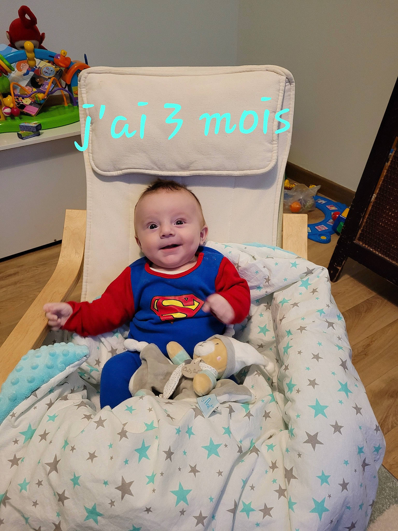 Olann participe au concours pour gagner de l'argent avec cette photo : aqua, azure, baby, baby_products, baby_toddler_clothing, child, comfort, dress, event, fun, happy, head, linens, person, play, product, sitting, smile, t_shirt, textile