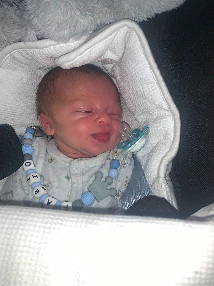 Fabio a rejoint le concours — aidez-le/la à gagner de superbes lots ! baby, baby_products, baby_toddler_clothing, bedtime, cheek, child, chin, comfort, eye, eyebrow, facial_expression, head, iris, linens, mouth, nose, person, skin, textile, toddler