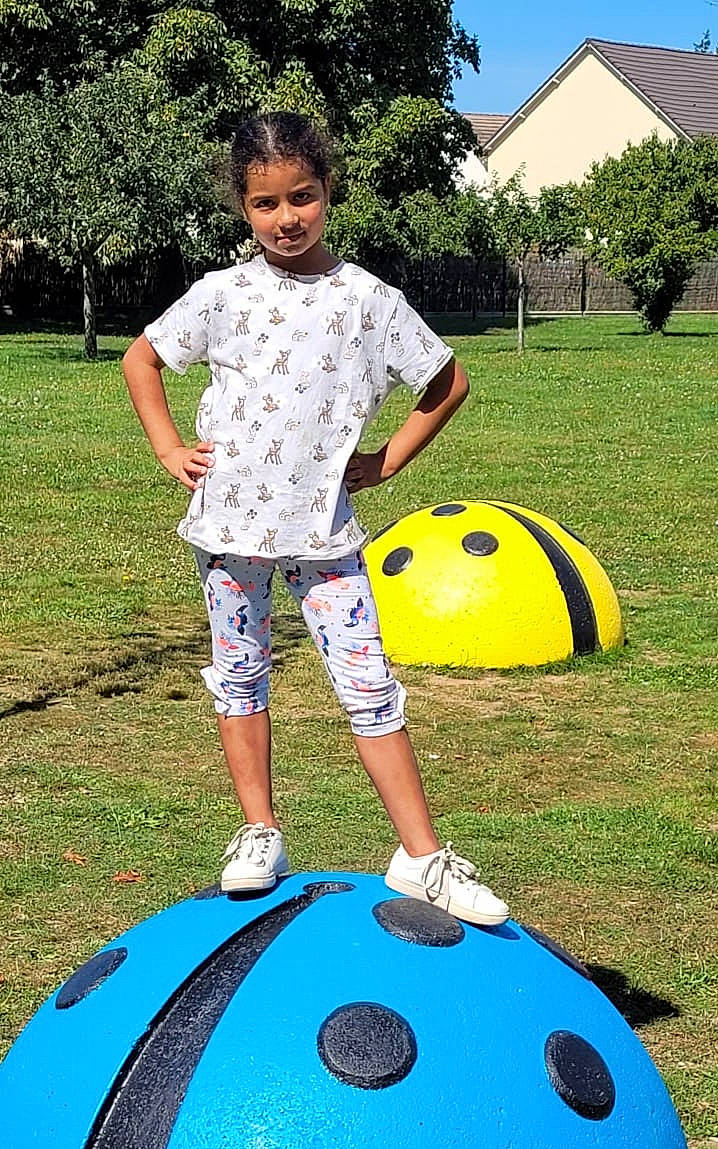 Mayssane participe au concours pour gagner de l'argent avec cette photo : ball, fun, games, grass, green, happy, inflatable, joy, lawn, leisure, nature, outdoor_recreation, people_in_nature, person, plant, play, recreation, shorts, sky, sports_equipment