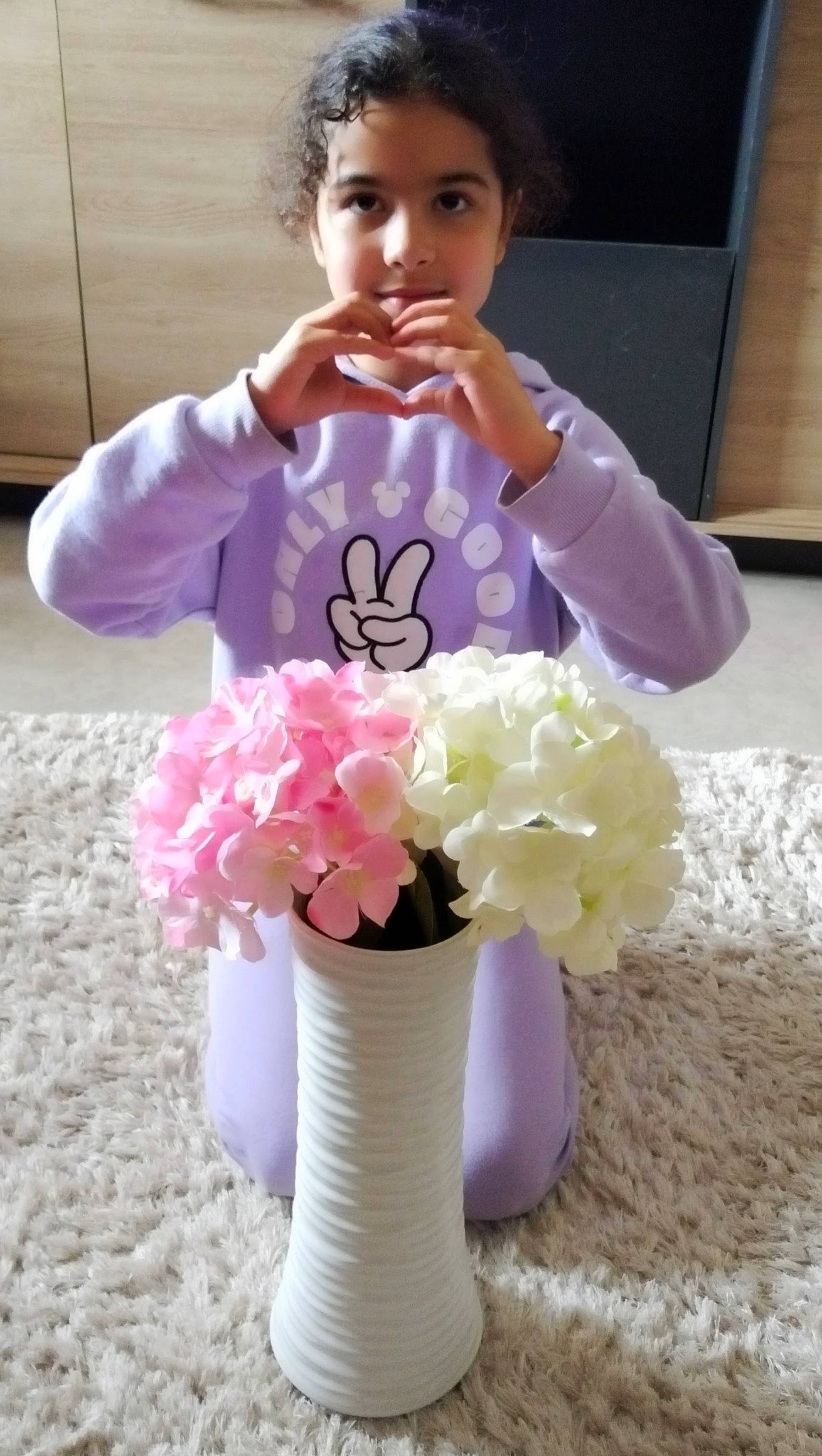 Mayssane participe au concours pour gagner de l'argent avec cette photo : bouquet, cut_flowers, dress, fashion_accessory, floral_design, floristry, flower, flower_arranging, flowering_plant, happy, magenta, peach, person, petal, pink, plant, rose_family, textile, toddler, vase