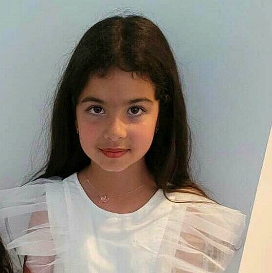 Mayssane participe au concours pour gagner de l'argent avec cette photo : bangs, brown_hair, cheek, chest, dress, eyebrow, eyelash, fashion_accessory, gesture, happy, iris, jaw, joy, layered_hair, lip, long_hair, neck, nose, person, shoulder