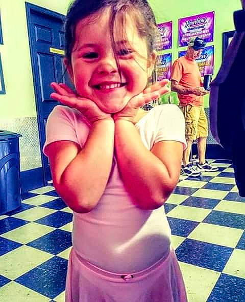 Olivia is registered to the contest to win money with this photo: abdomen, arm, blond, child, ear, face, facial_expression, fun, happy, head, joy, laugh, mouth, nose, person, play, smile, toddler, tooth, vacation