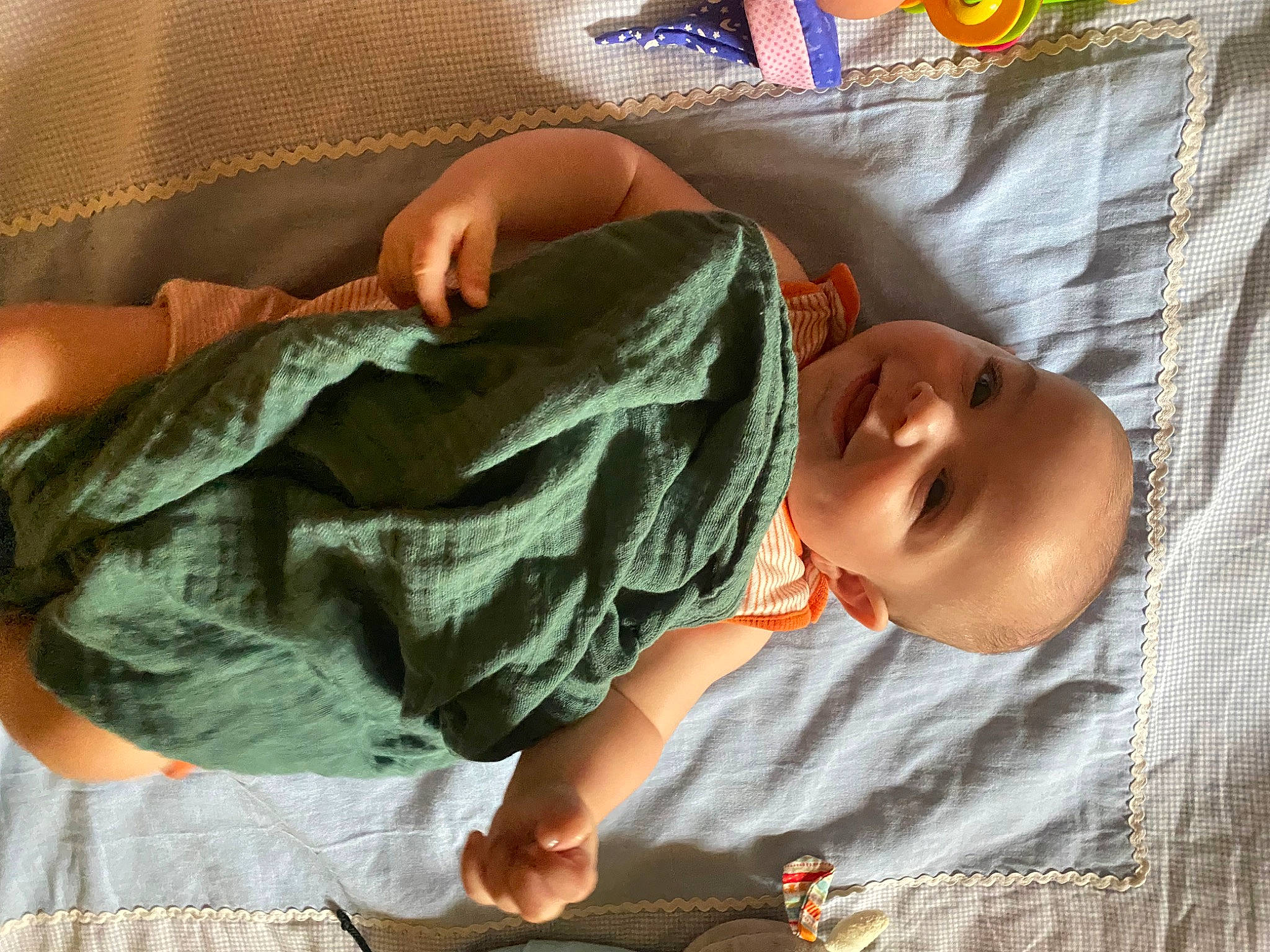 Nathanaël participe au concours pour gagner de l'argent avec cette photo : baby, baby_products, baby_toddler_clothing, bedding, child, comfort, couch, elbow, eye, head, human_body, joy, linens, person, room, sitting, skin, sleep, sleeve, smile