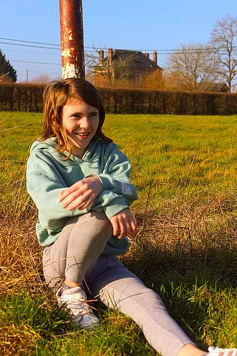 Oceane a rejoint le concours — aidez-le/la à gagner de superbes lots ! fawn, gesture, grass, grass_family, grassland, happy, human_leg, joy, knee, leaf, leg, leisure, meadow, people_in_nature, person, plant, shoe, sky, smile, summer