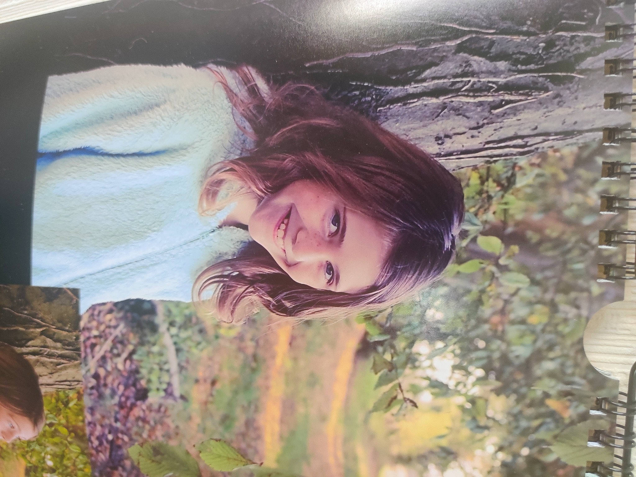 Oceane a rejoint le concours — aidez-le/la à gagner de superbes lots ! bangs, beauty, black_hair, brown_hair, eyelash, facial_expression, fawn, grass, hairstyle, happy, iris, joy, lip, long_hair, magenta, people_in_nature, person, plant, smile, tints_and_shades