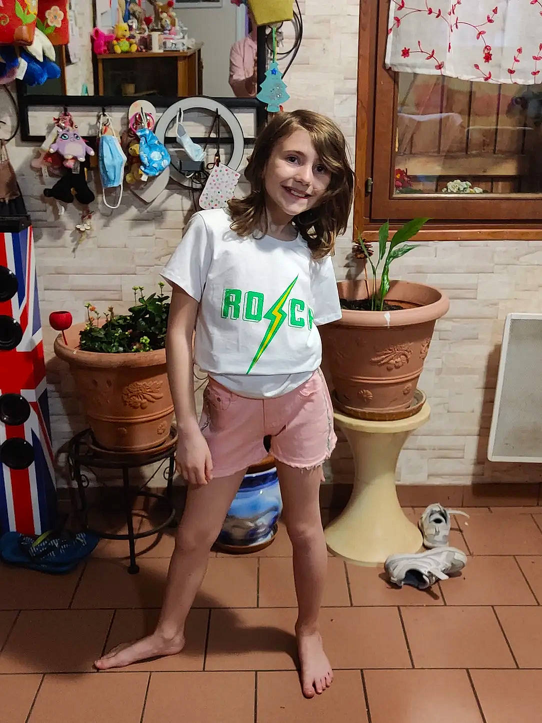 Oceane participe au concours pour gagner de l'argent avec cette photo : barefoot, chair, child, event, flowerpot, fun, happy, houseplant, human_leg, joint, joy, knee, leisure, person, plant, shorts, shoulder, smile, standing, summer