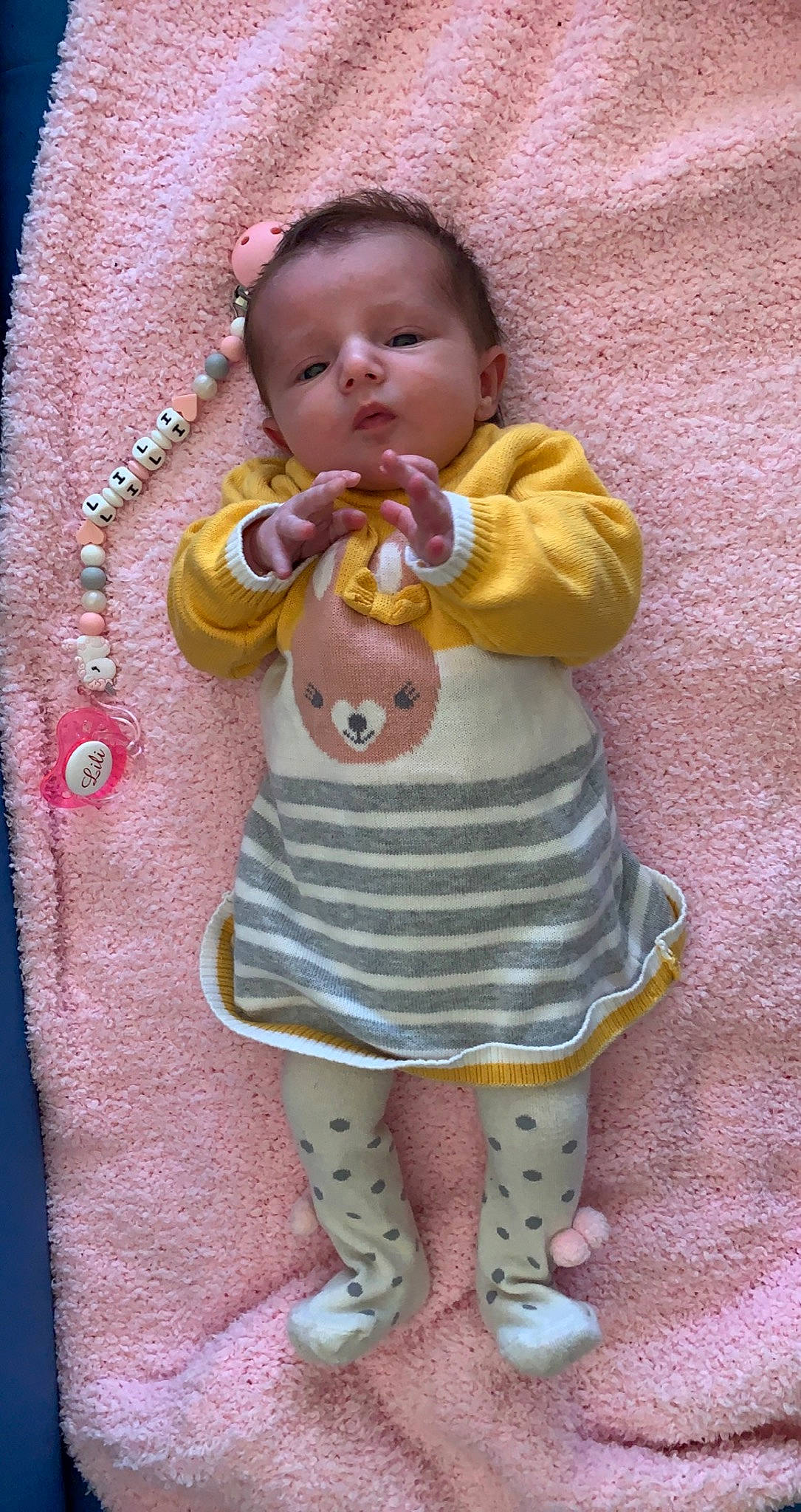 Lili participe au concours pour gagner de l'argent avec cette photo : arm, baby_toddler_clothing, cheek, doll, eye, facial_expression, hairstyle, hand, head, human, lip, nose, orange, organ, person, pink, skin, sleeve, textile, toy