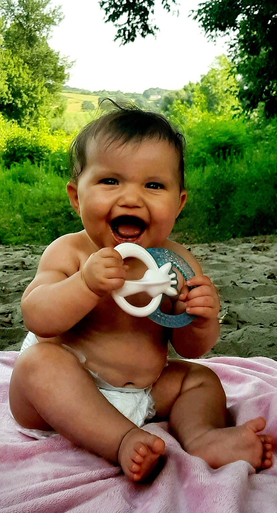 Kenza a rejoint le concours — aidez-le/la à gagner de superbes lots ! baby, baby_toddler_clothing, chest, face, finger, grass, green, happy, head, human_body, leaf, lip, mouth, nose, people_in_nature, person, plant, skin, smile, tree