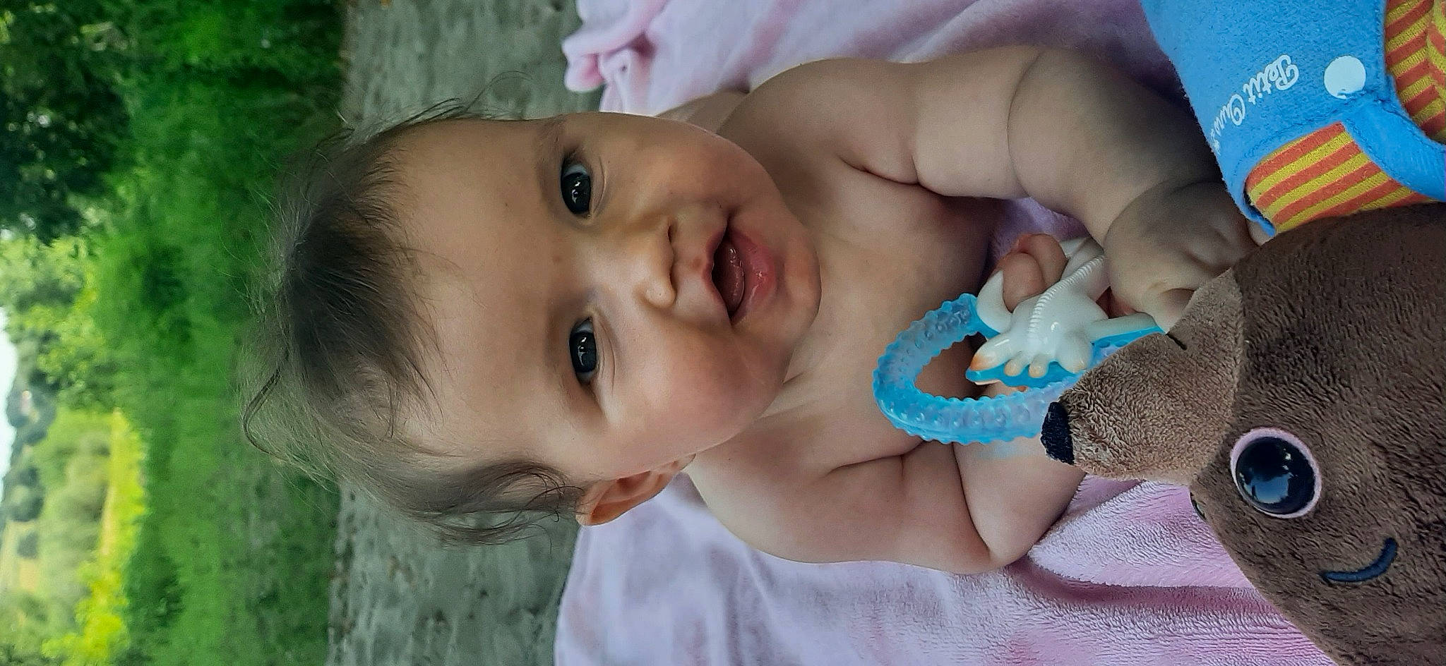 Kenza a rejoint le concours — aidez-le/la à gagner de superbes lots ! azure, cheek, chin, dress, eye, eyebrow, eyelash, face, green, hairstyle, human, iris, leaf, lip, mouth, nose, organ, person, plant, skin