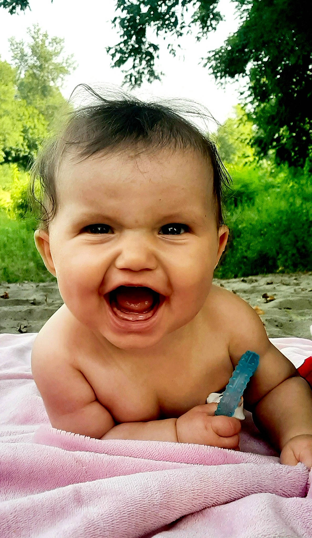 Kenza participe au concours pour gagner de l'argent avec cette photo : arm, baby, cheek, facial_expression, finger, gesture, grass, green, happy, human_body, jaw, lip, mouth, nose, person, plant, skin, sky, smile, toddler