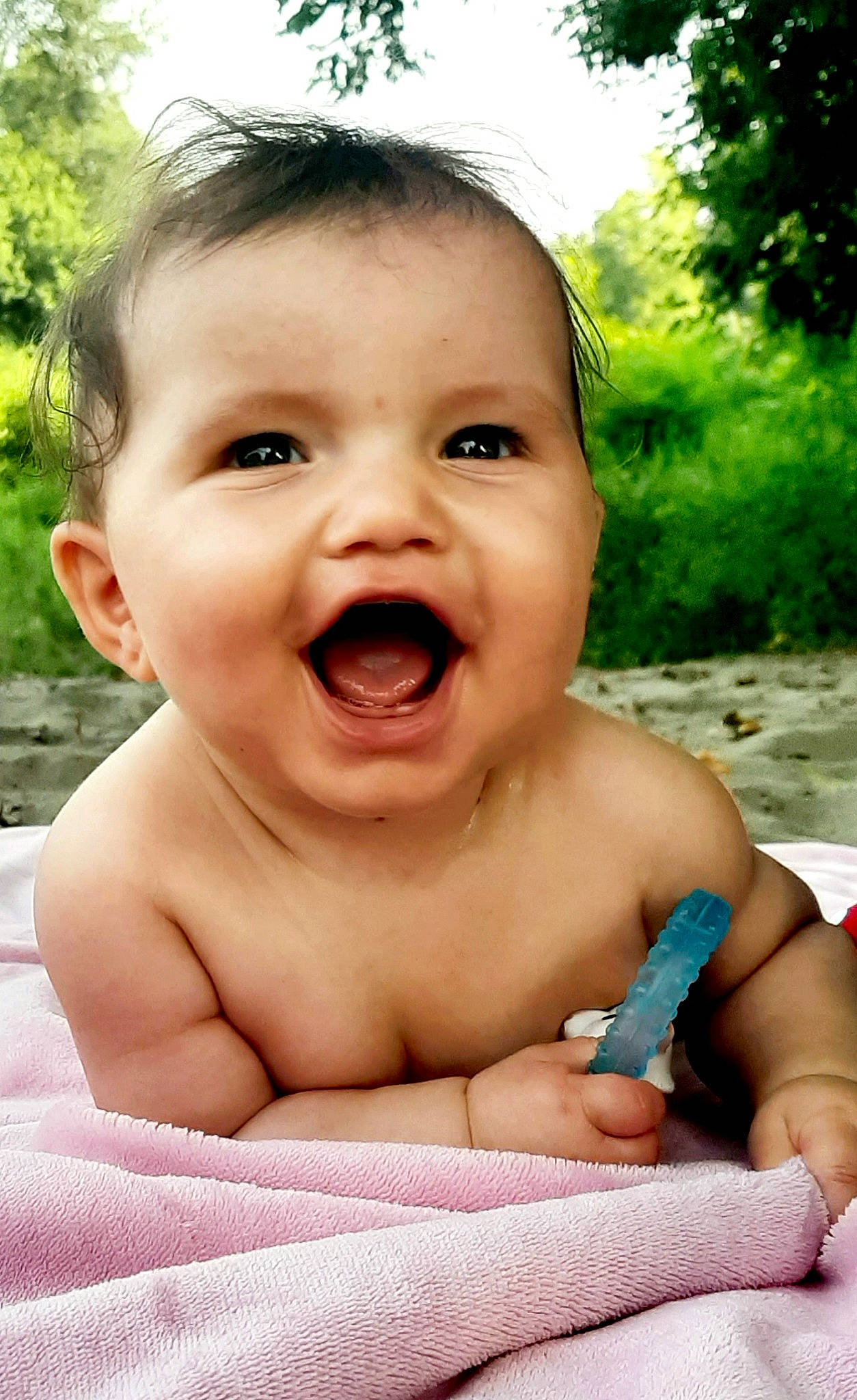 Kenza a rejoint le concours — aidez-le/la à gagner de superbes lots ! baby, cheek, eye, facial_expression, finger, gesture, hairstyle, happy, human_body, jaw, lip, mouth, muscle, nose, person, plant, skin, smile, toddler, tooth