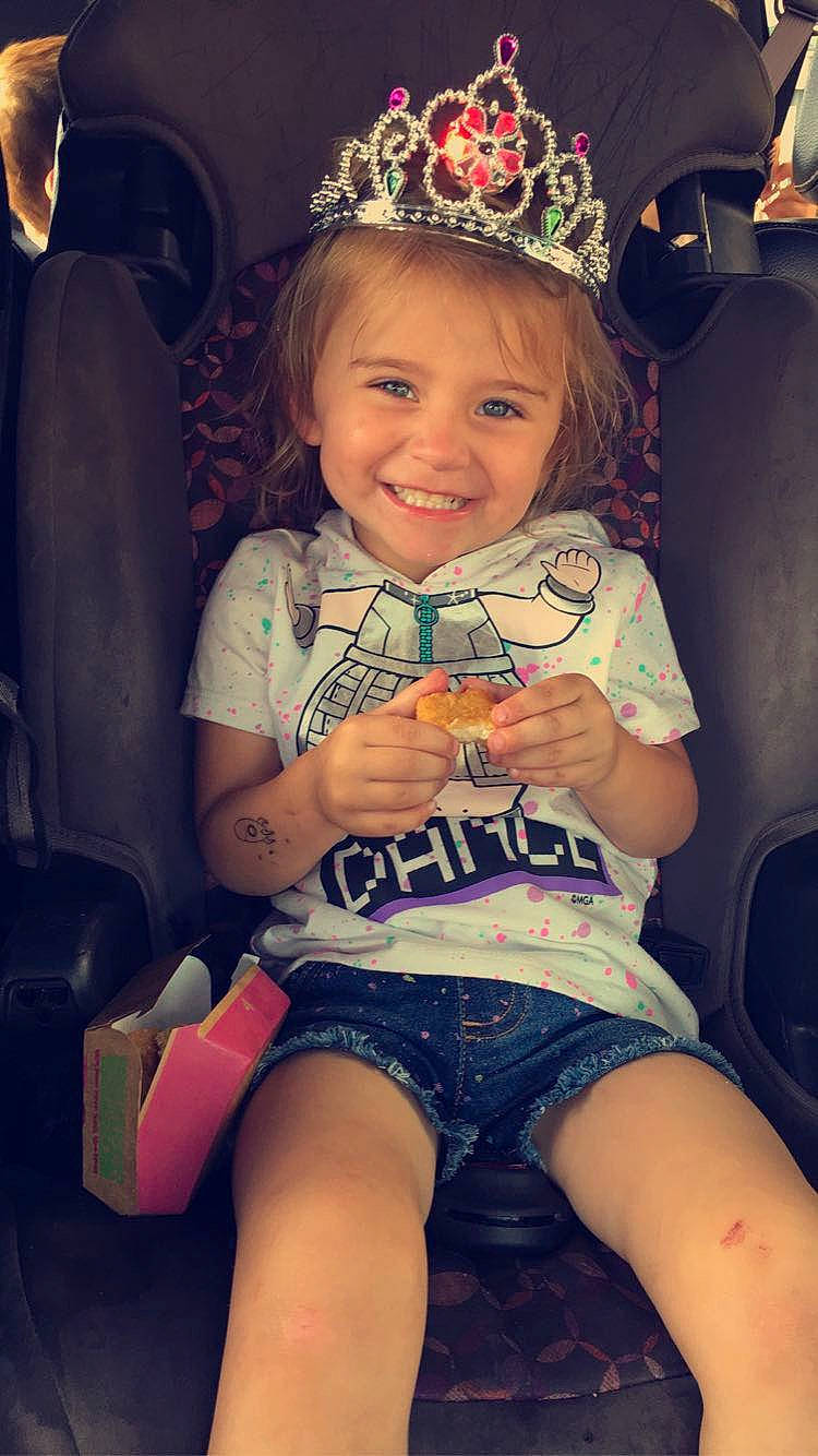 Laikyn is registered to the contest to win money with this photo: chair, child, cool, facial_expression, flash_photography, fun, hairstyle, happy, human_body, human_leg, iris, joy, leg, organ, people, person, shorts, skin, smile, t_shirt