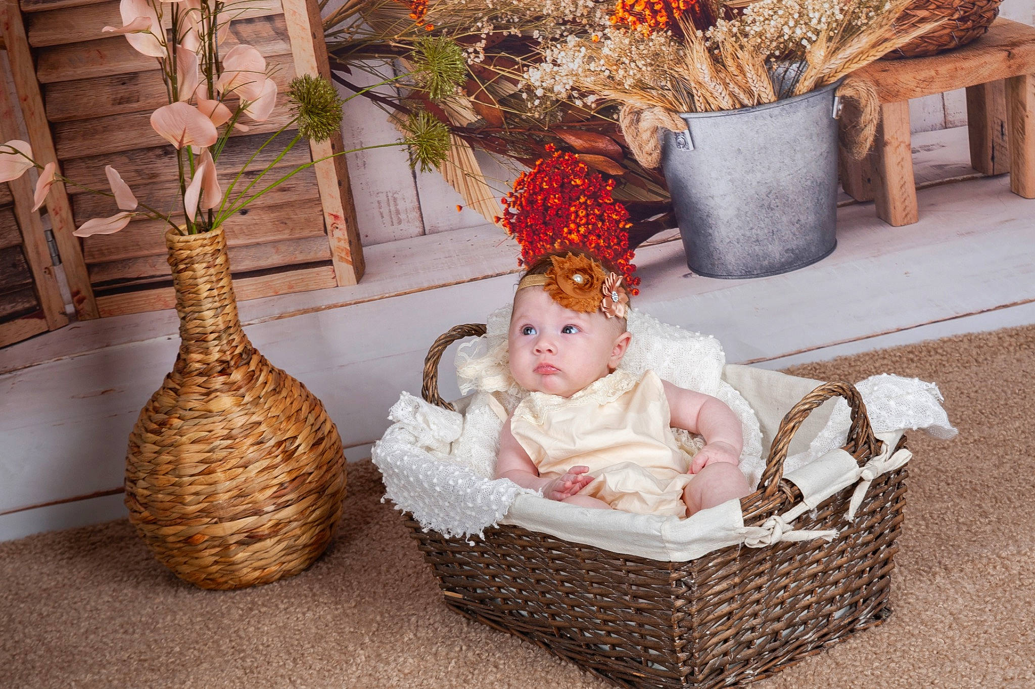 Nolwenn a rejoint le concours — aidez-le/la à gagner de superbes lots ! baby, basket, comfort, event, fashion_accessory, flowerpot, grass, ornament, pattern, person, plant, product, room, sitting, textile, toddler, twig, white, wicker, winter