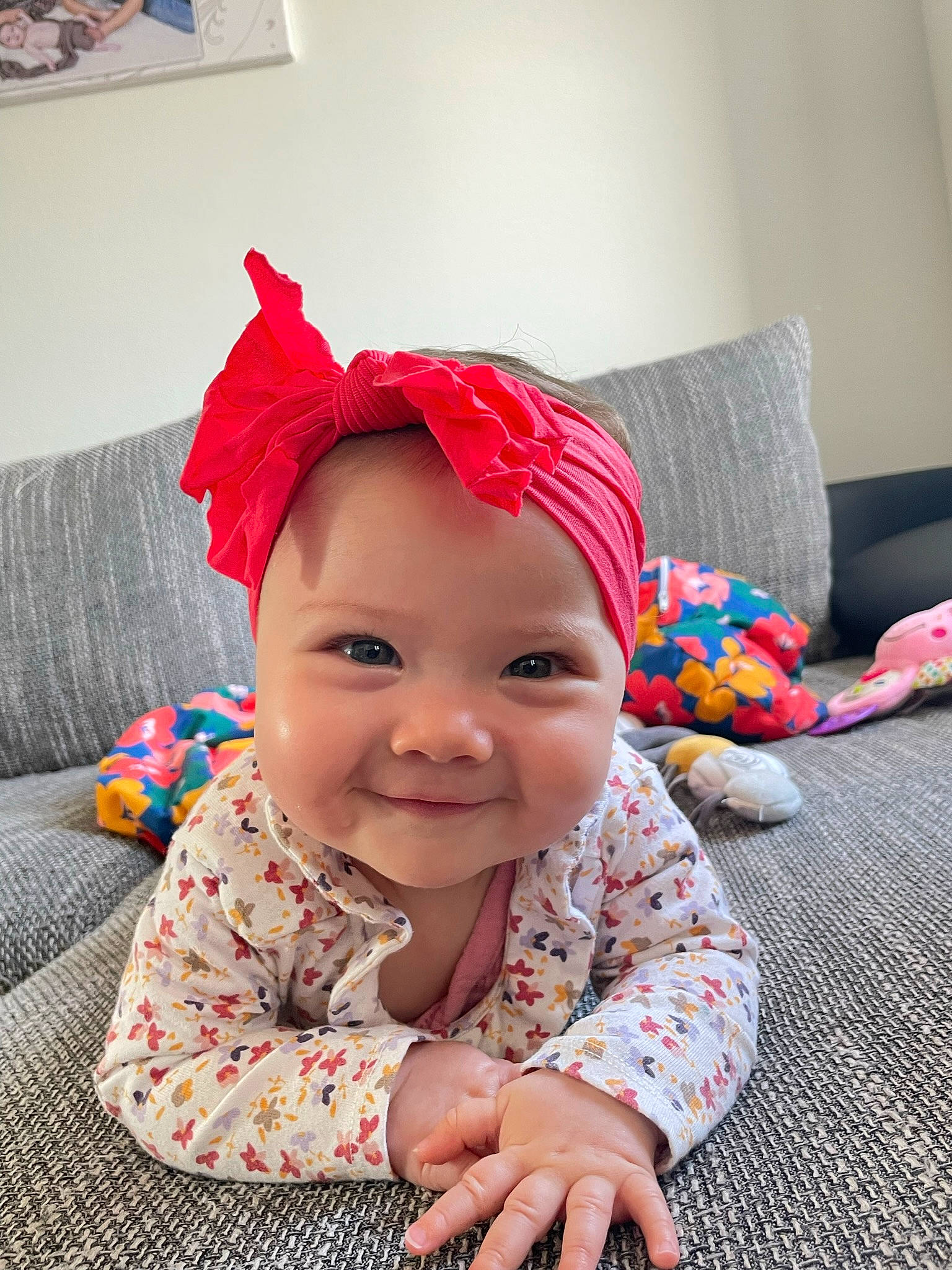 Nolwenn a rejoint le concours — aidez-le/la à gagner de superbes lots ! baby, baby_laughing, baby_toddler_clothing, cap, child, comfort, couch, face, fashion_accessory, flooring, fun, happy, head, headwear, joy, magenta, pattern, person, play, skin