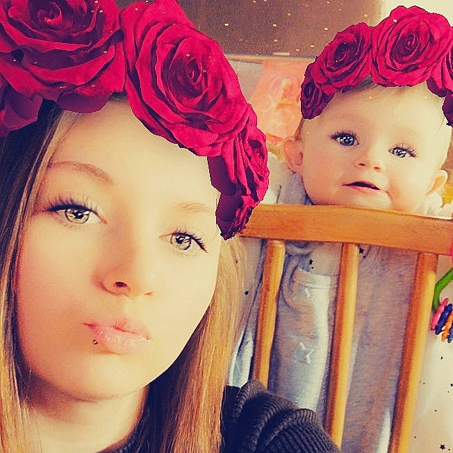 Délia a rejoint le concours — aidez-le/la à gagner de superbes lots ! beauty, cheek, child, chin, cool, eye, eyebrow, face, flower, forehead, hair, hair_accessory, hairstyle, head, lip, nose, person, photography, pink, selfie