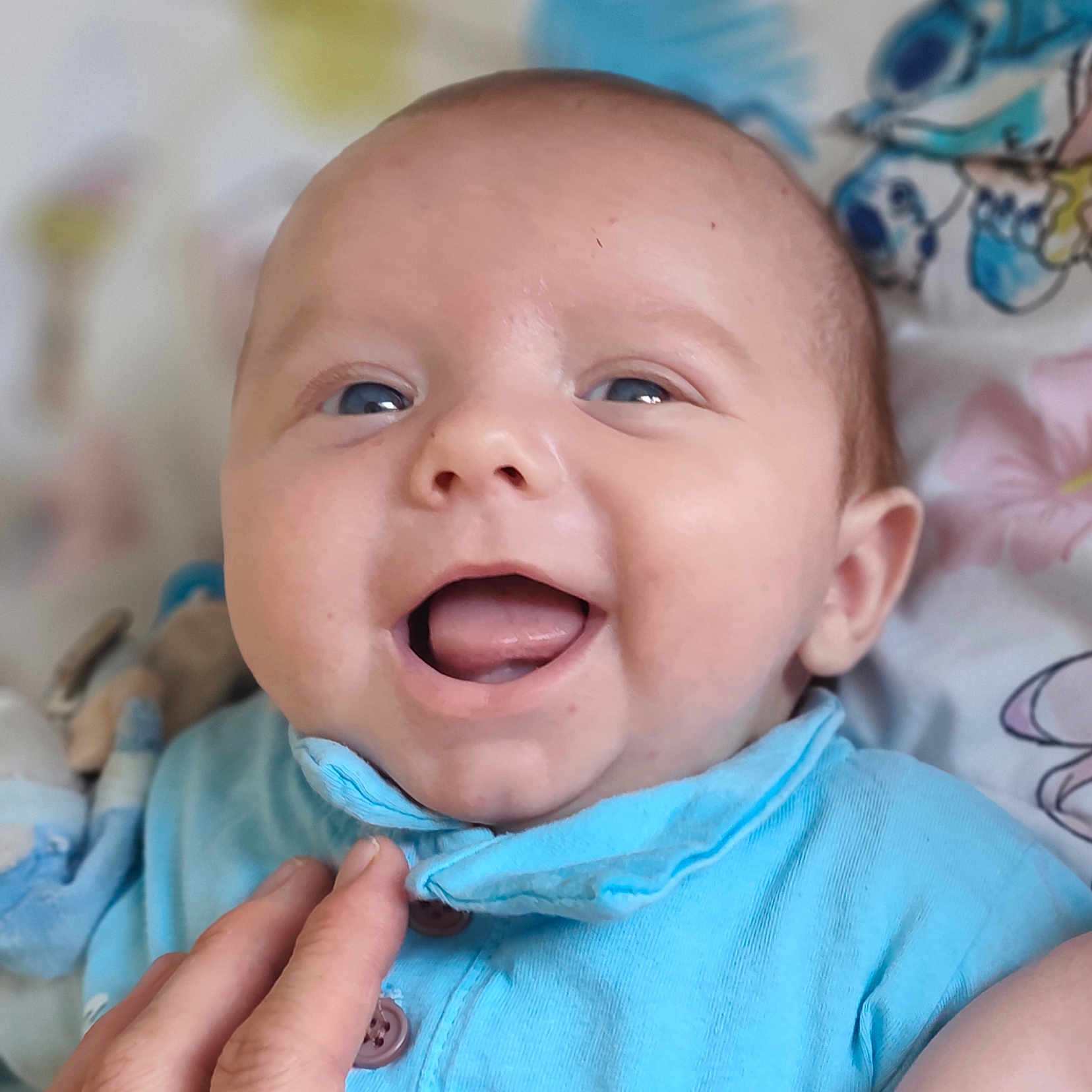 Leandro a rejoint le concours — aidez-le/la à gagner de superbes lots ! baby, infant, smiling, happy, face, hand, blue_clothing, portrait, closeup, cute, child, person, skin, eyes, mouth, expression, background, soft_focus, indoor, newborn